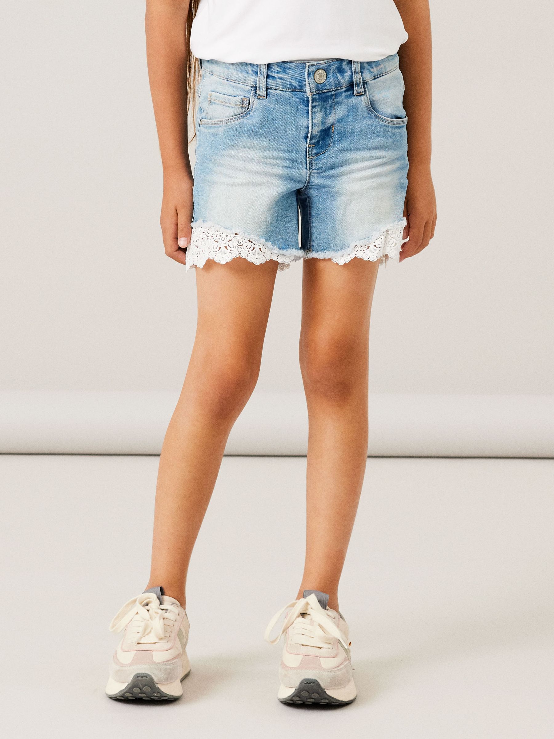 NAME-IT_NOOS2025_3755383_13197440_5.jpg Jeansshorts mit Spitzenbesatz und ausgefranstem Saum
