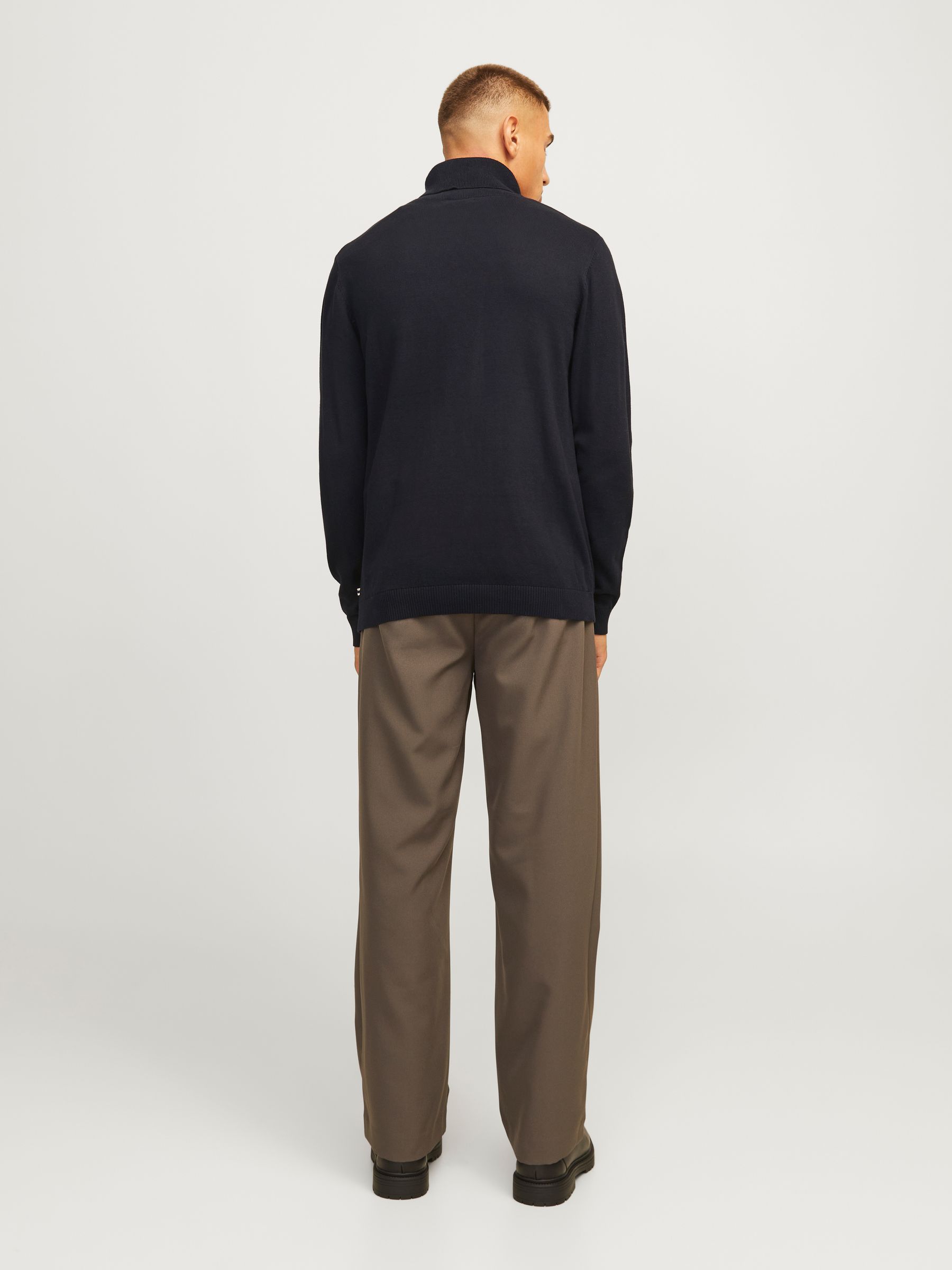 JACK&JONES_FallWinter2024_4510631_12258051_4.jpg Rollkragenpullover mit Rippbündchen und Logo-Patch