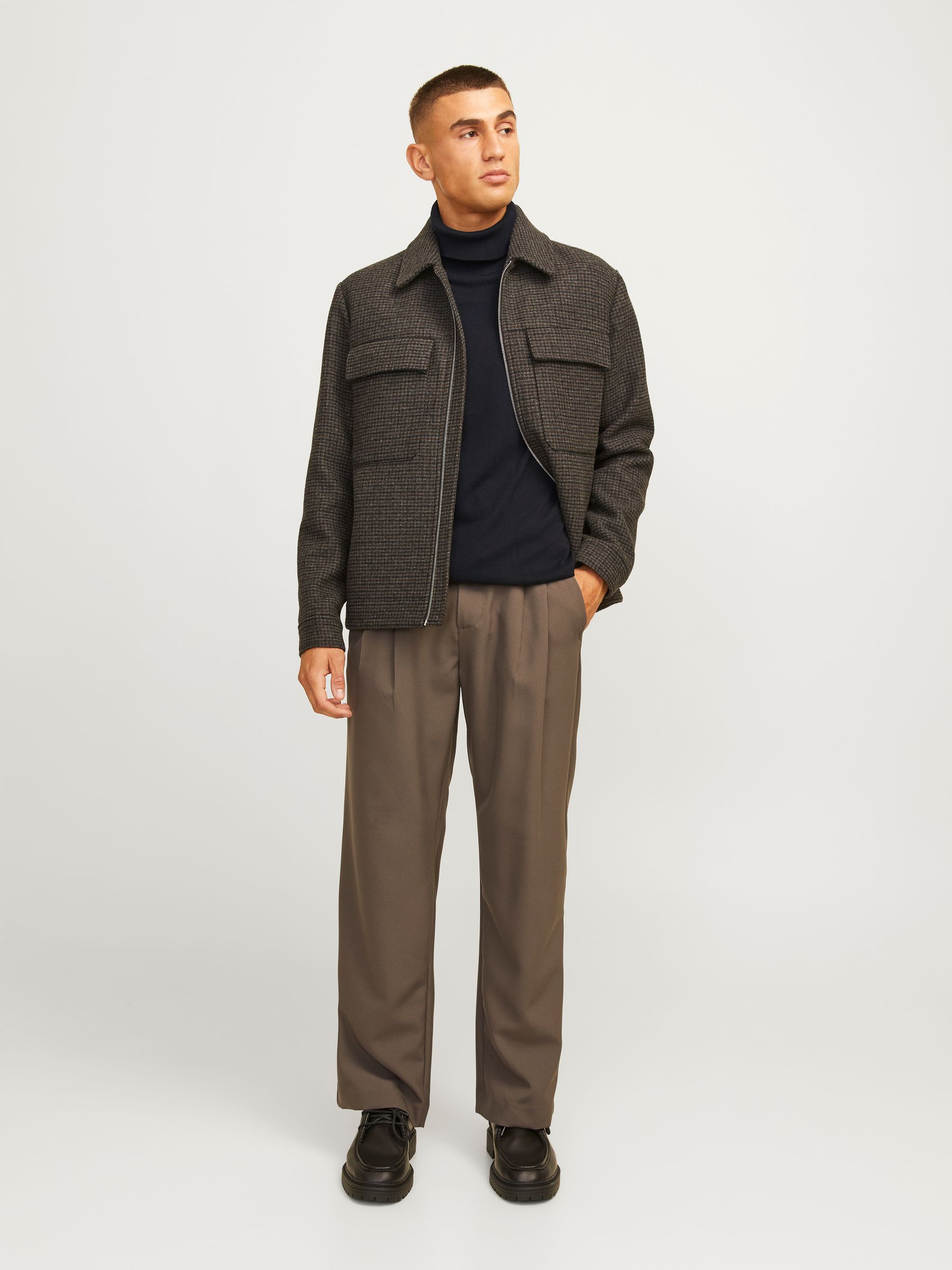 JACK&JONES_FallWinter2024_4510631_12258051_5.jpg Rollkragenpullover mit Rippbündchen und Logo-Patch
