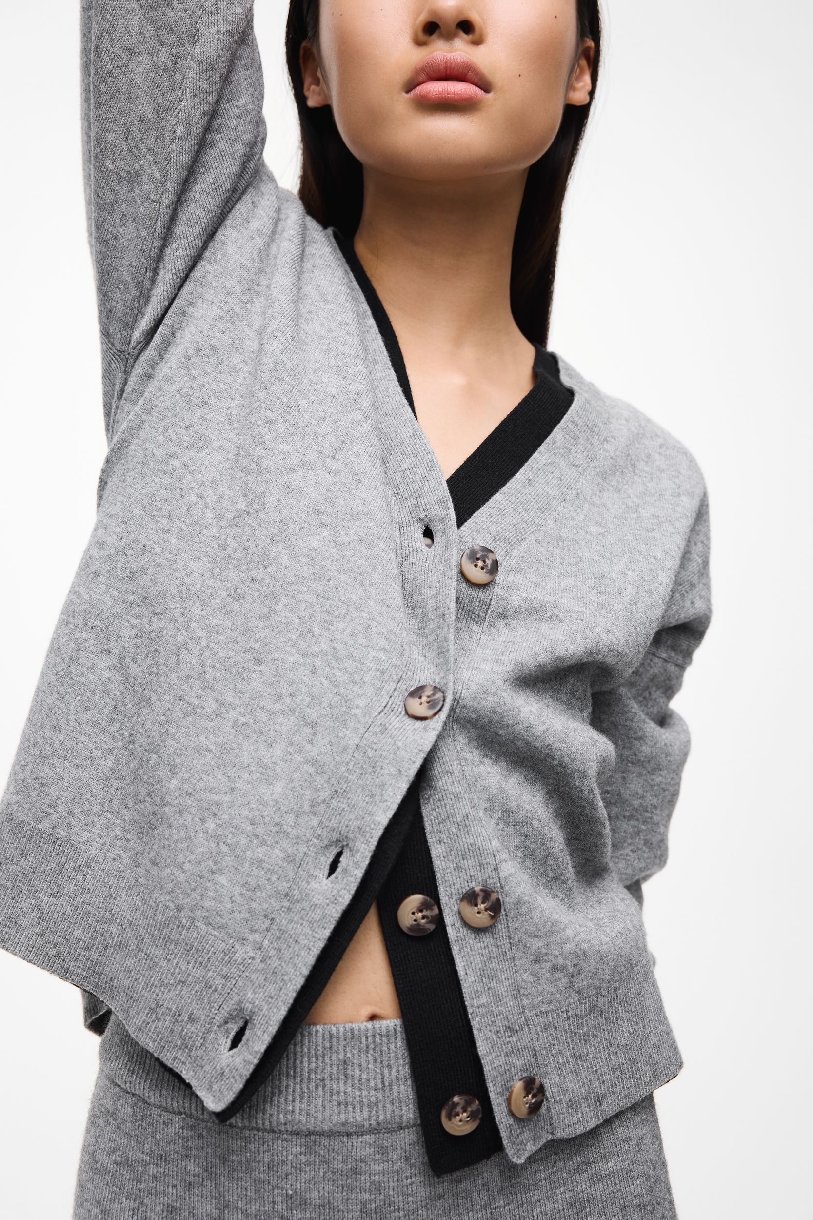 Vila Strickjacke mit V-Ausschnitt und Knopfleiste – Grau, Bild 2
