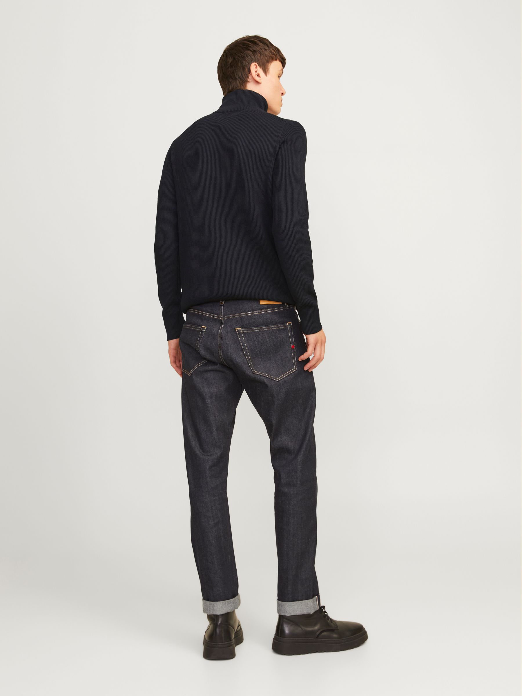 JACK&JONES_FallWinter2024_4507937_12257773_2.jpg Weicher Strickpullover Rundhals und langen Ärmeln