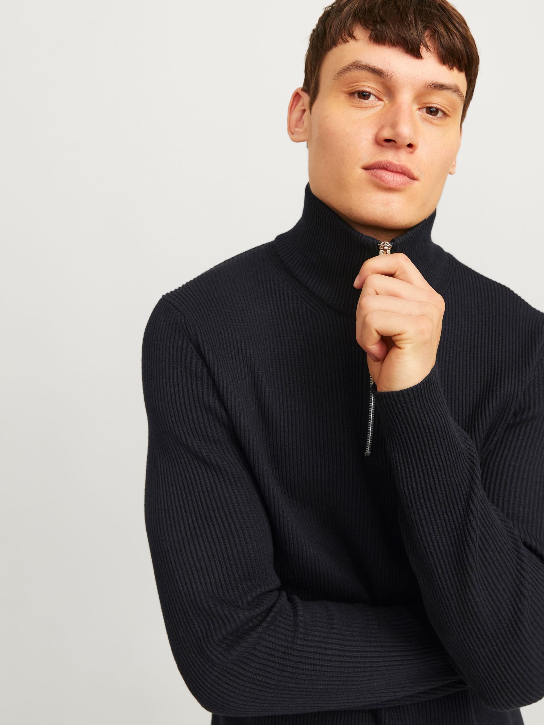 JACK&JONES_FallWinter2024_4507937_12257773_3.jpg Weicher Strickpullover Rundhals und langen Ärmeln