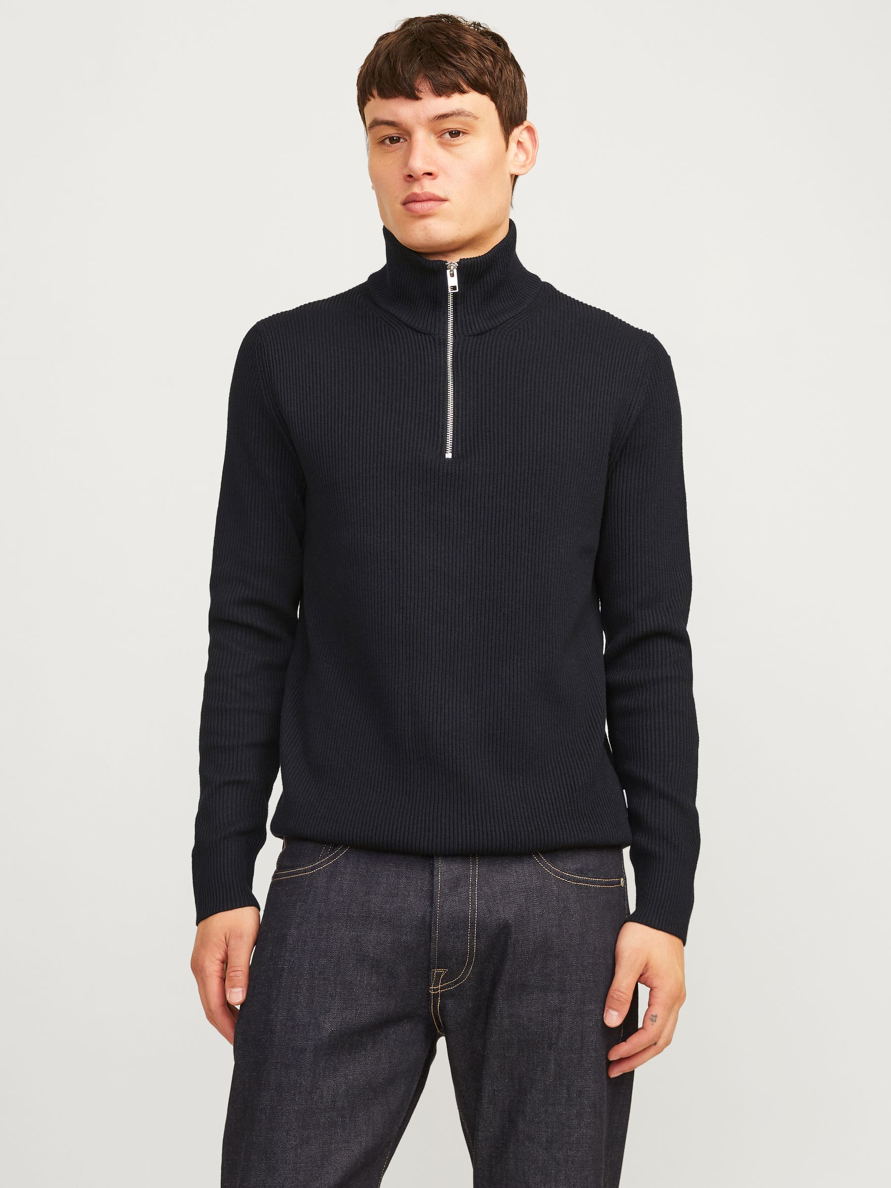 JACK&JONES_FallWinter2024_4507937_12257773_4.jpg Weicher Strickpullover Rundhals und langen Ärmeln