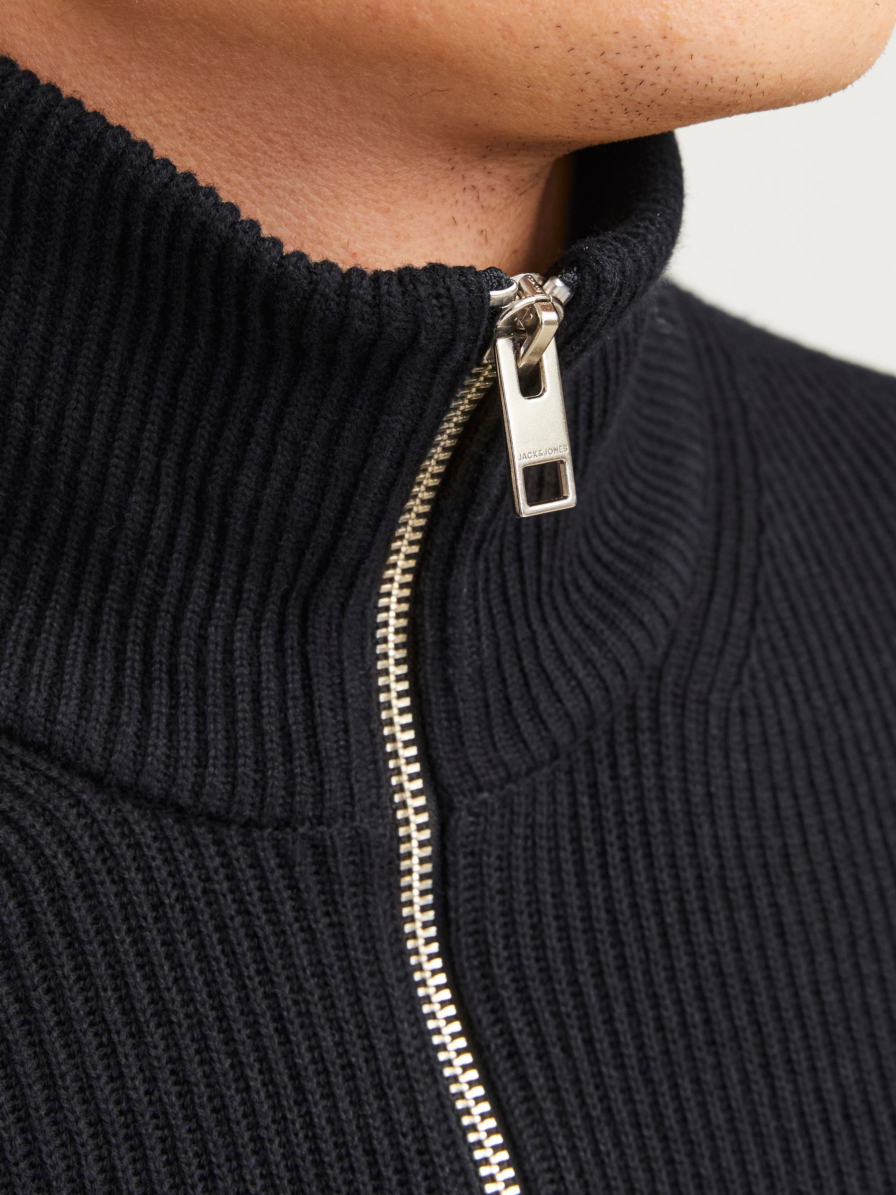 JACK&JONES_FallWinter2024_4507937_12257773_6.jpg Weicher Strickpullover Rundhals und langen Ärmeln