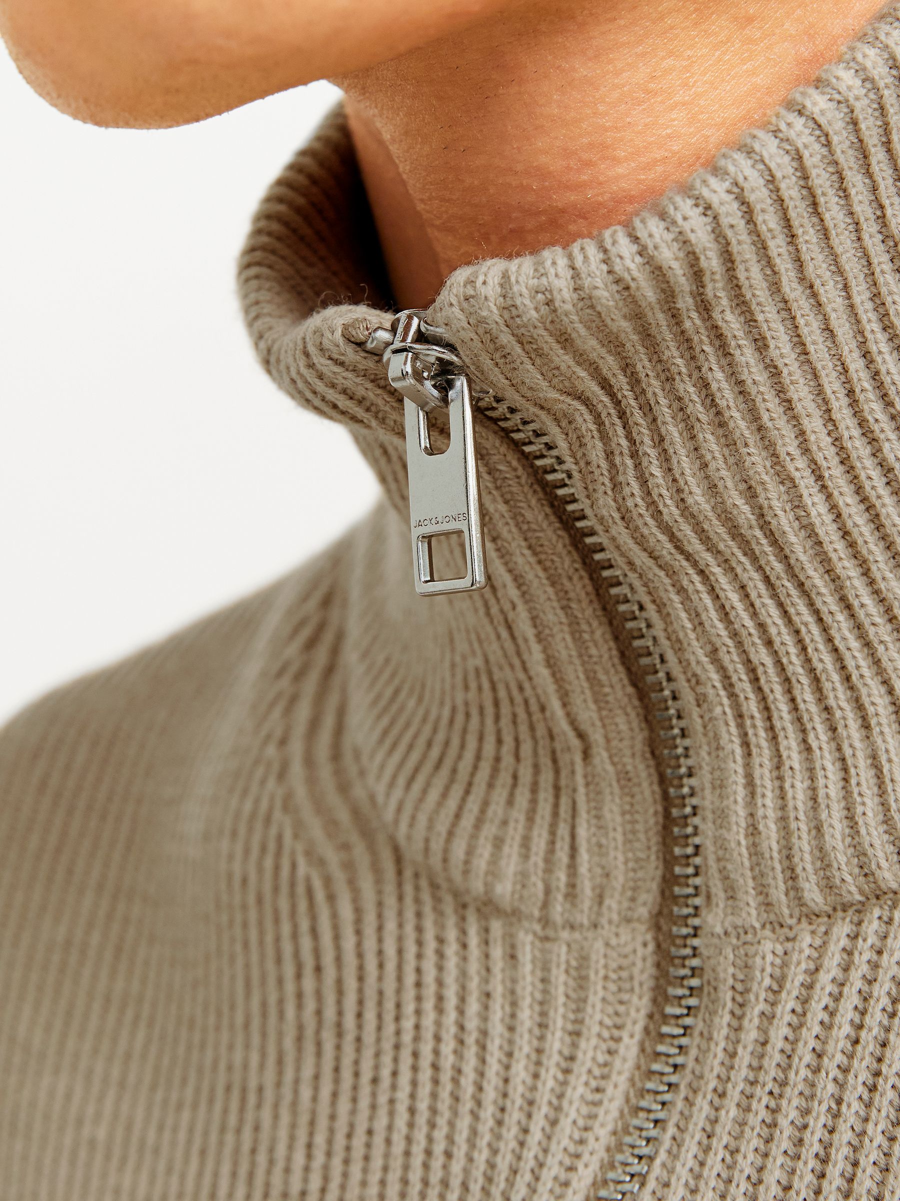 JACK&JONES_FallWinter2024_4507938_12257773_2.jpg Weicher Strickpullover Rundhals und langen Ärmeln