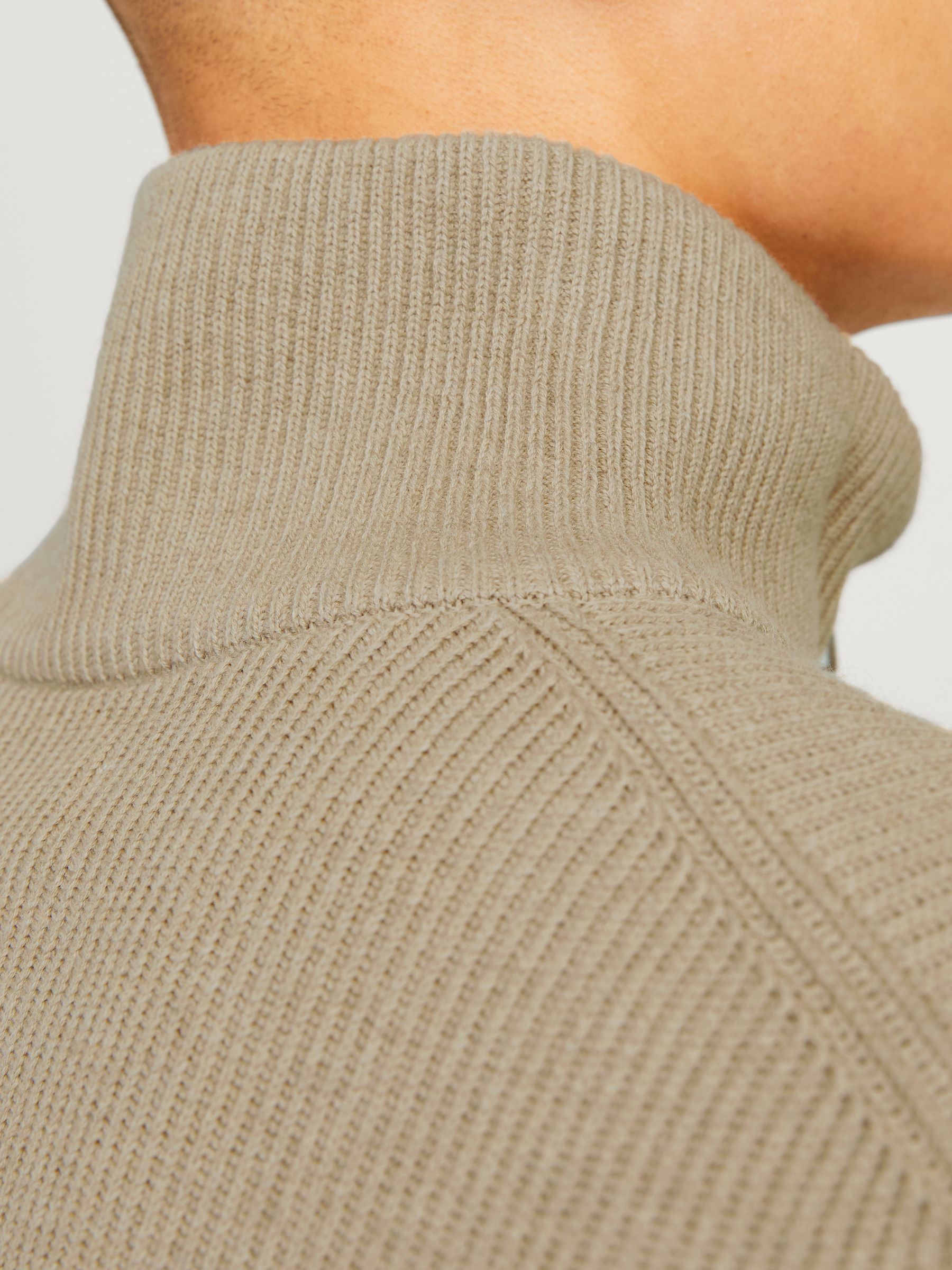 JACK&JONES_FallWinter2024_4507938_12257773_3.jpg Weicher Strickpullover Rundhals und langen Ärmeln