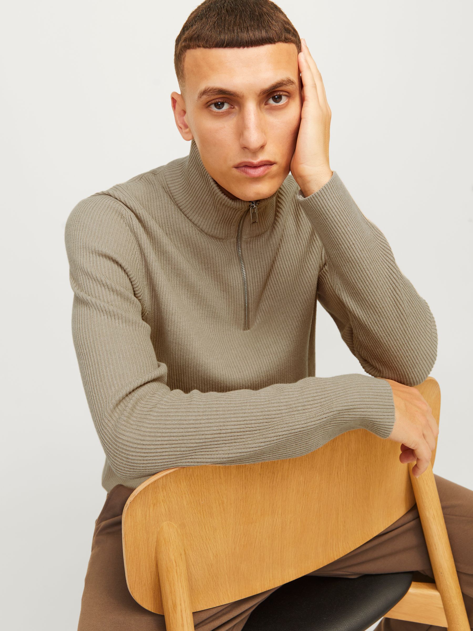 JACK&JONES_FallWinter2024_4507938_12257773_4.jpg Weicher Strickpullover Rundhals und langen Ärmeln