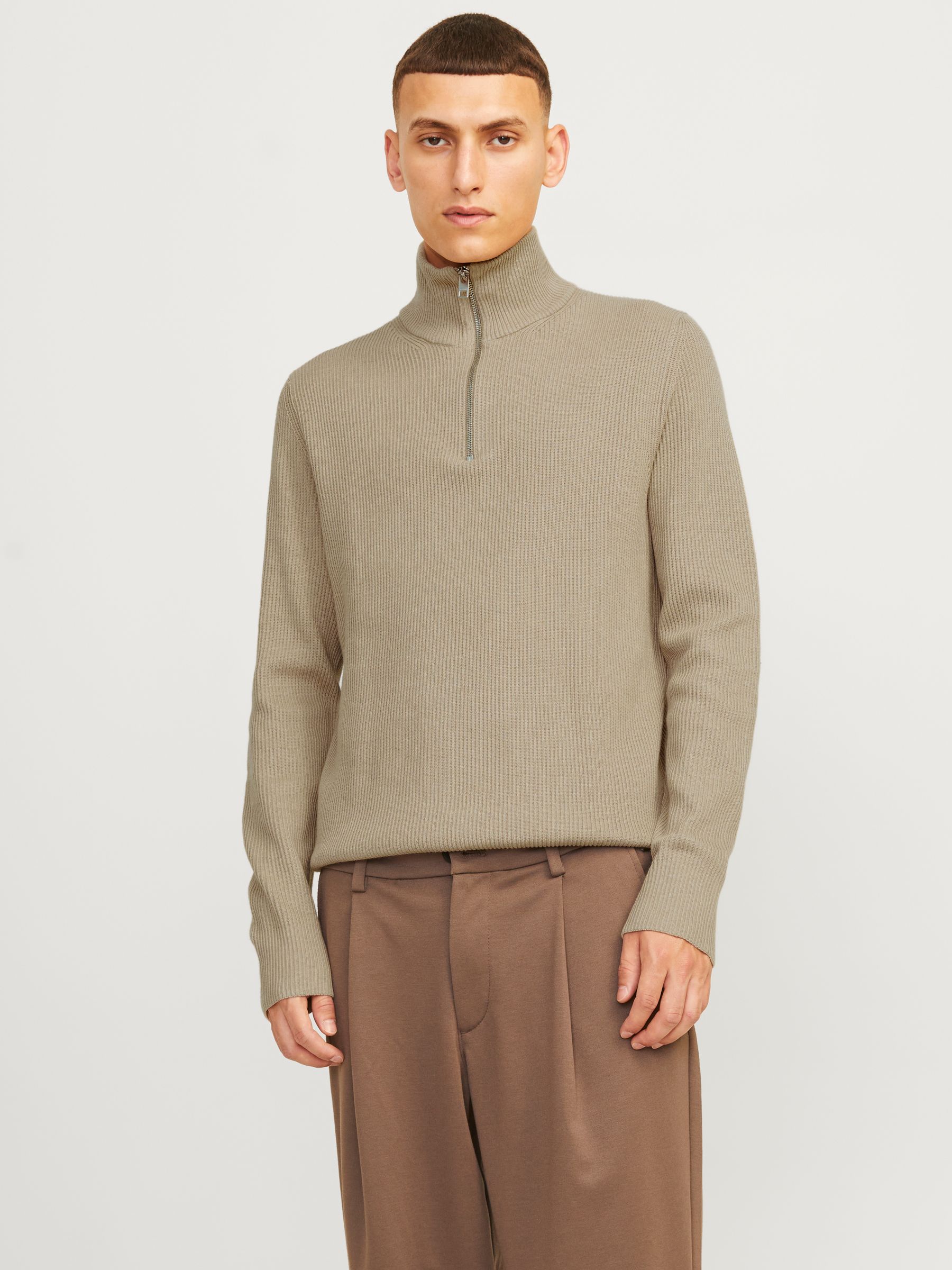 JACK&JONES_FallWinter2024_4507938_12257773_6.jpg Weicher Strickpullover Rundhals und langen Ärmeln