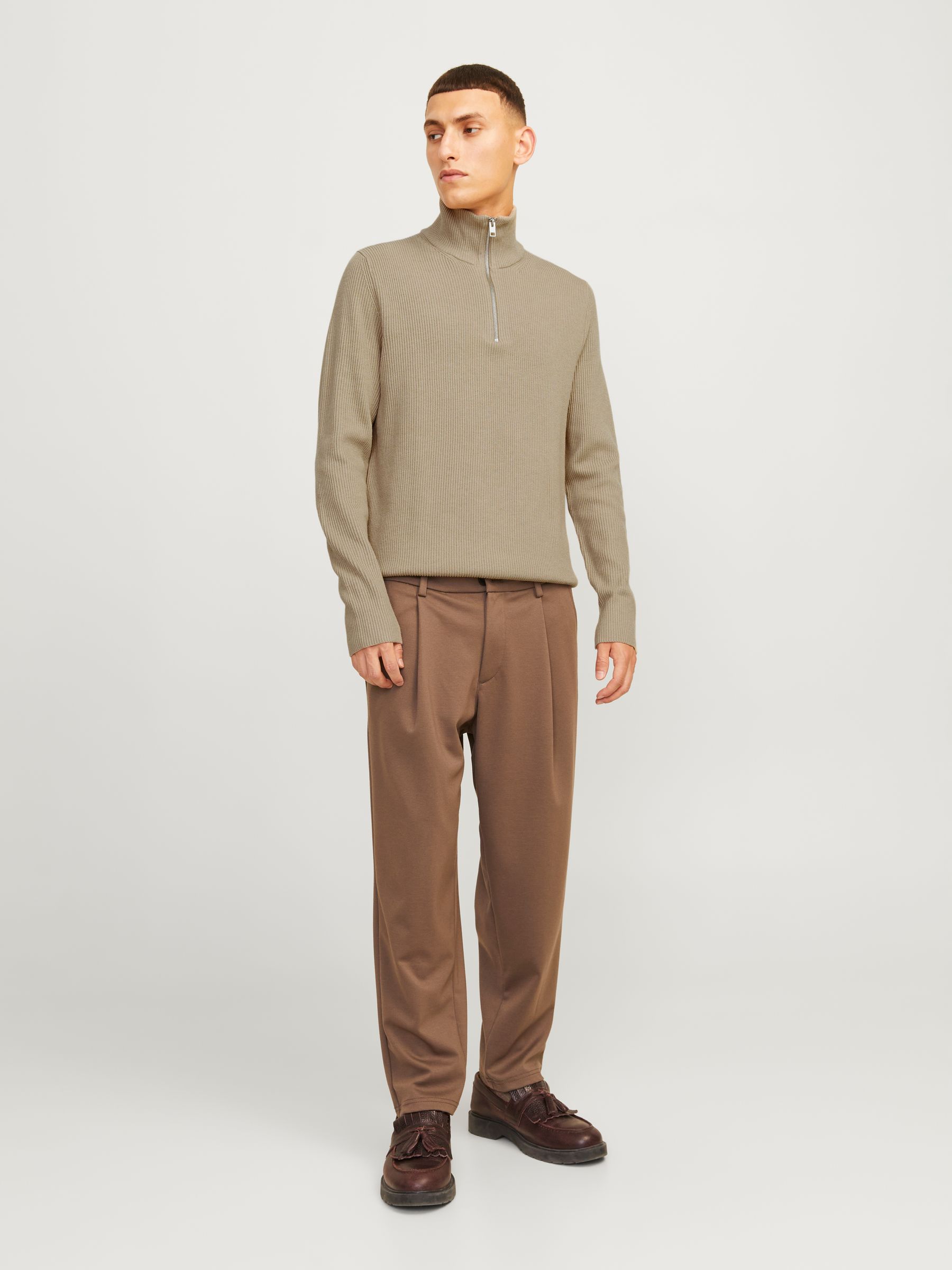 JACK&JONES_FallWinter2024_4507938_12257773_7.jpg Weicher Strickpullover Rundhals und langen Ärmeln