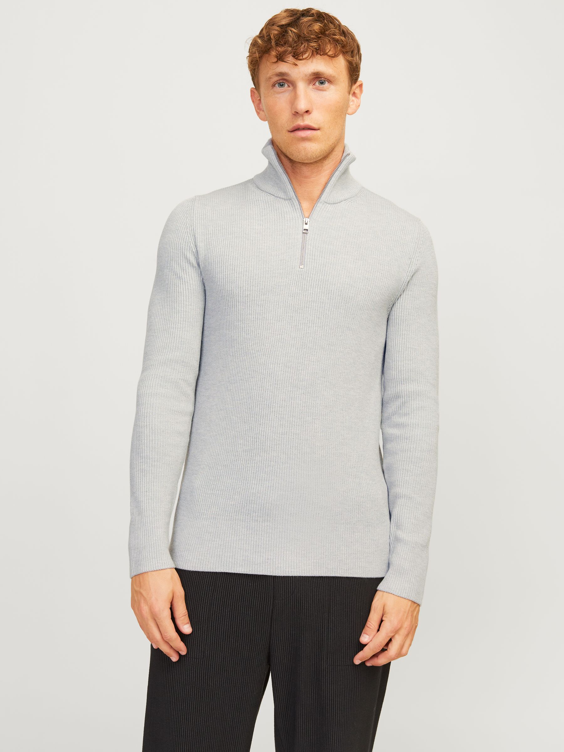 JACK&JONES_FallWinter2024_4507939_12257773_2.jpg Weicher Strickpullover Rundhals und langen Ärmeln