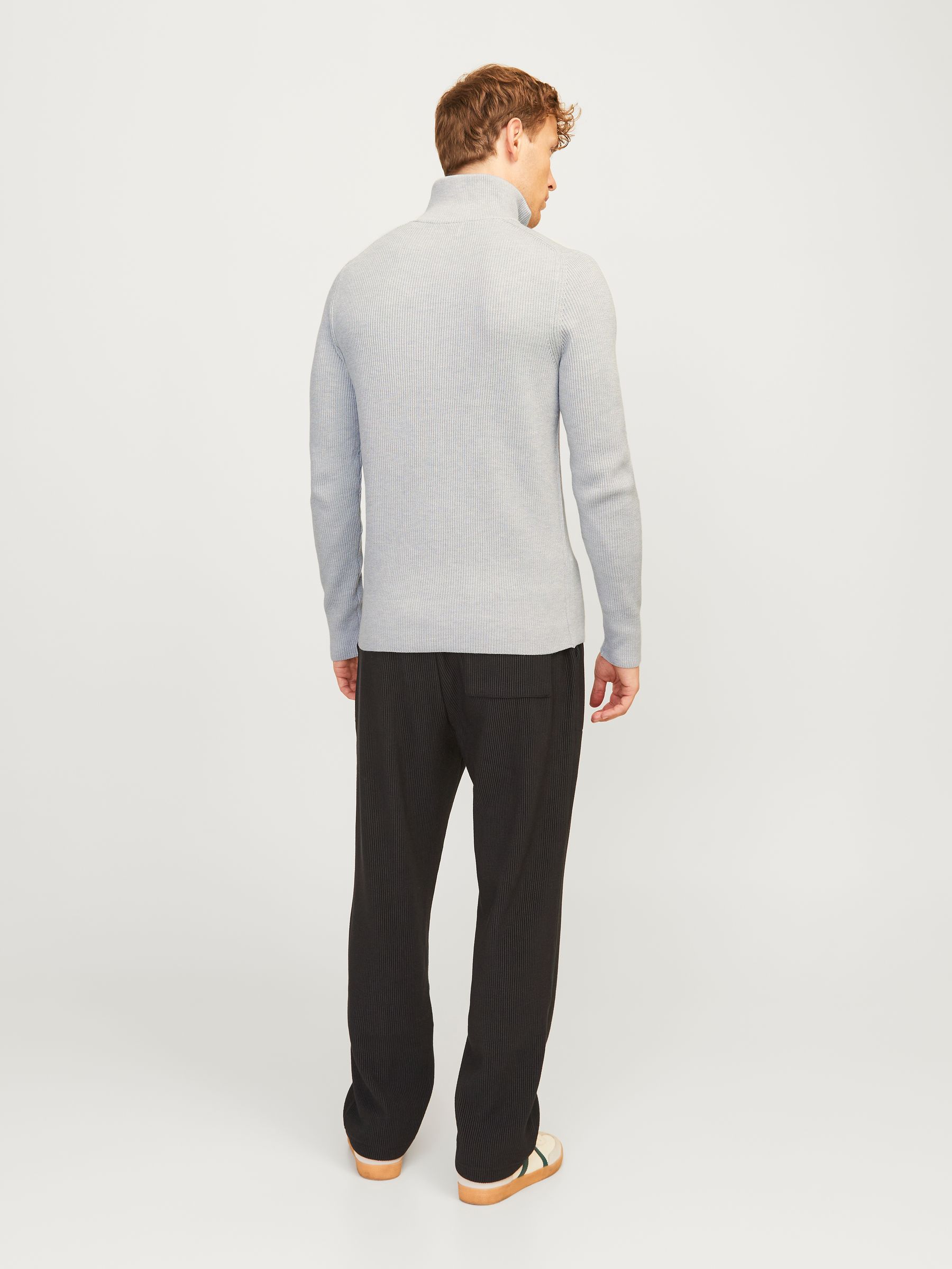 JACK&JONES_FallWinter2024_4507939_12257773_3.jpg Weicher Strickpullover Rundhals und langen Ärmeln