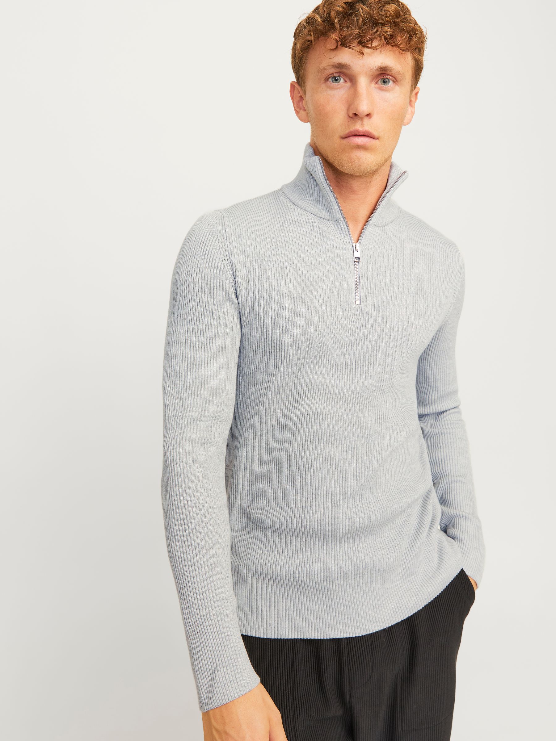 JACK&JONES_FallWinter2024_4507939_12257773_4.jpg Weicher Strickpullover Rundhals und langen Ärmeln