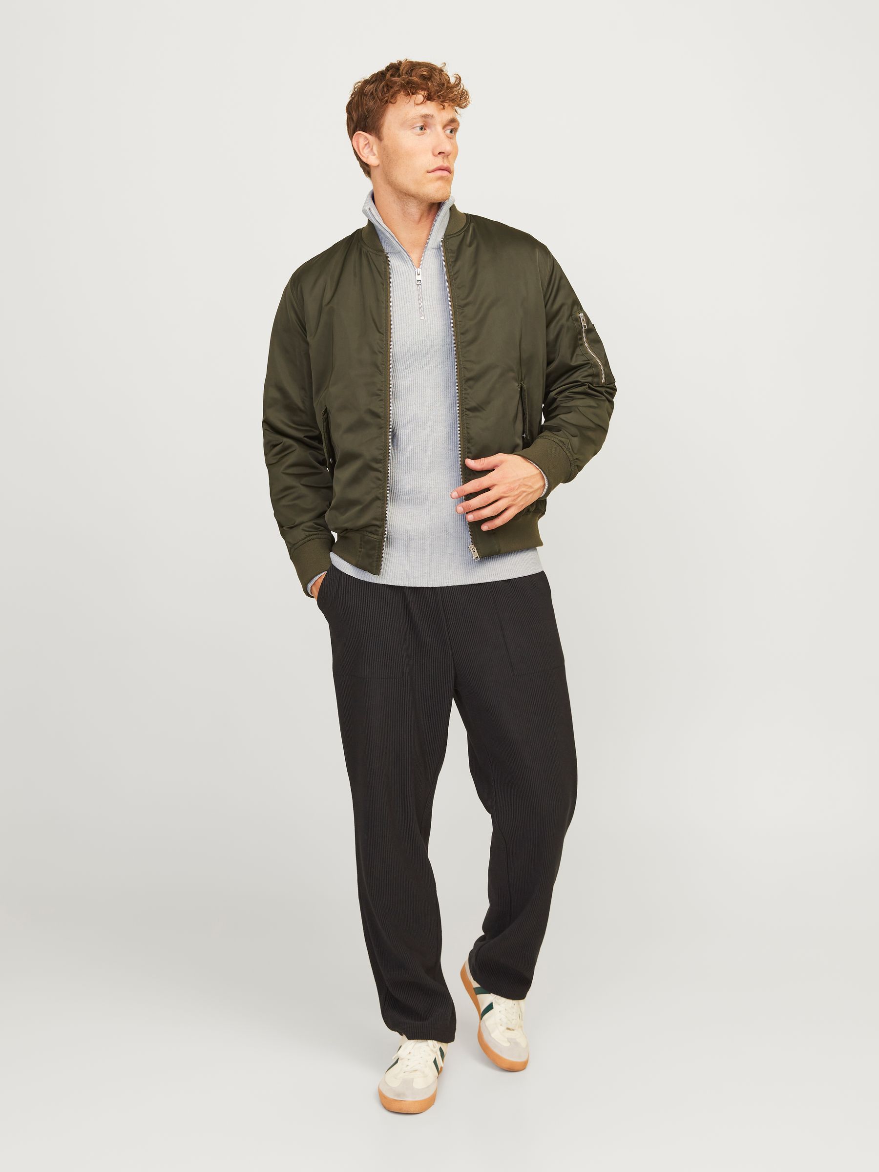 JACK&JONES_FallWinter2024_4507939_12257773_6.jpg Weicher Strickpullover Rundhals und langen Ärmeln