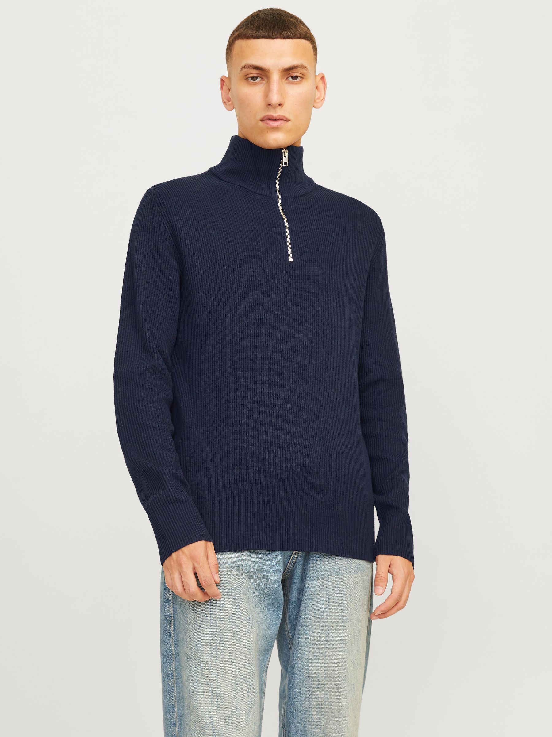 JACK&JONES_FallWinter2024_4507942_12257773_2.jpg Weicher Strickpullover Rundhals und langen Ärmeln