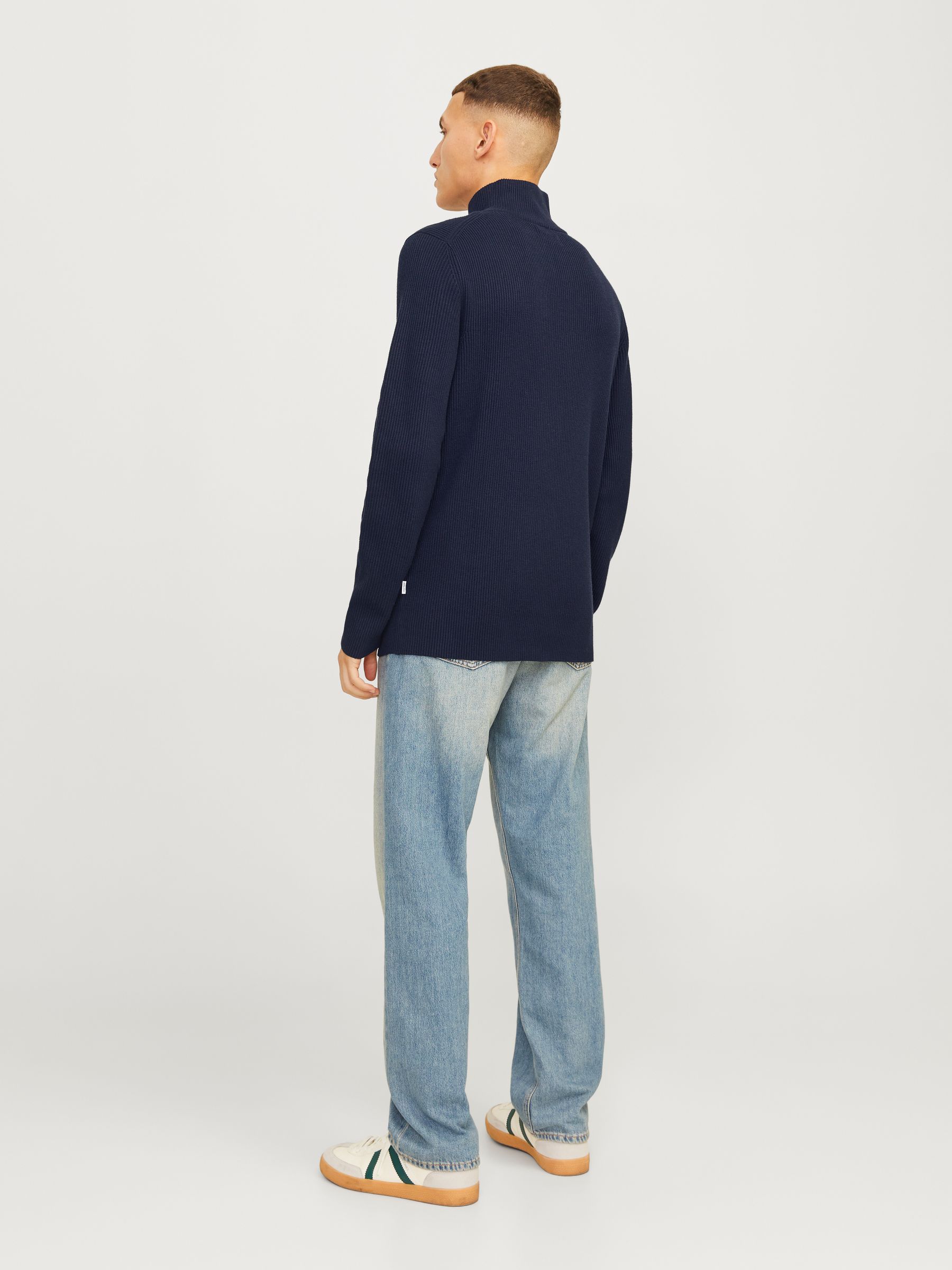 JACK&JONES_FallWinter2024_4507942_12257773_4.jpg Weicher Strickpullover Rundhals und langen Ärmeln