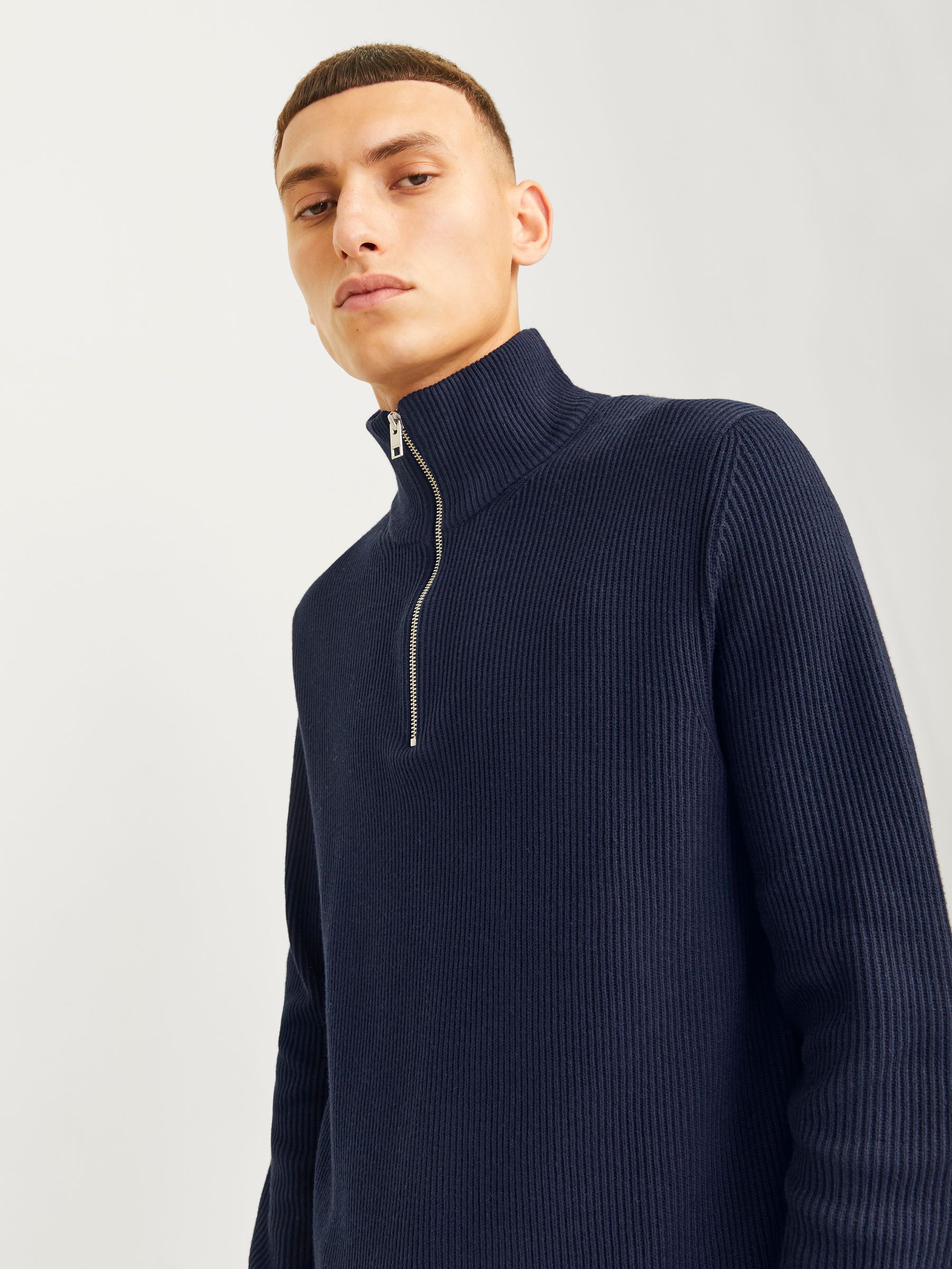 JACK&JONES_FallWinter2024_4507942_12257773_5.jpg Weicher Strickpullover Rundhals und langen Ärmeln