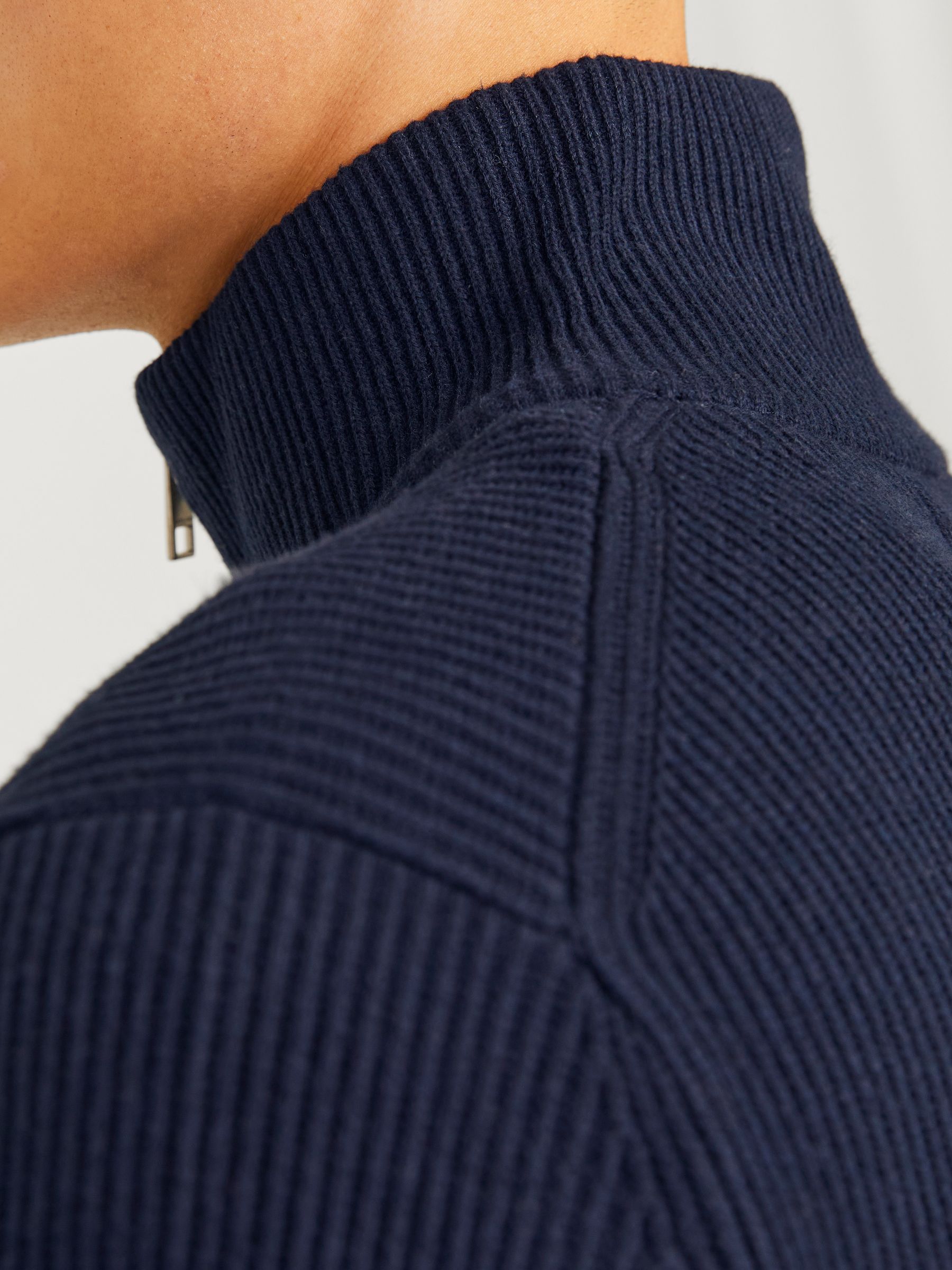 JACK&JONES_FallWinter2024_4507942_12257773_6.jpg Weicher Strickpullover Rundhals und langen Ärmeln