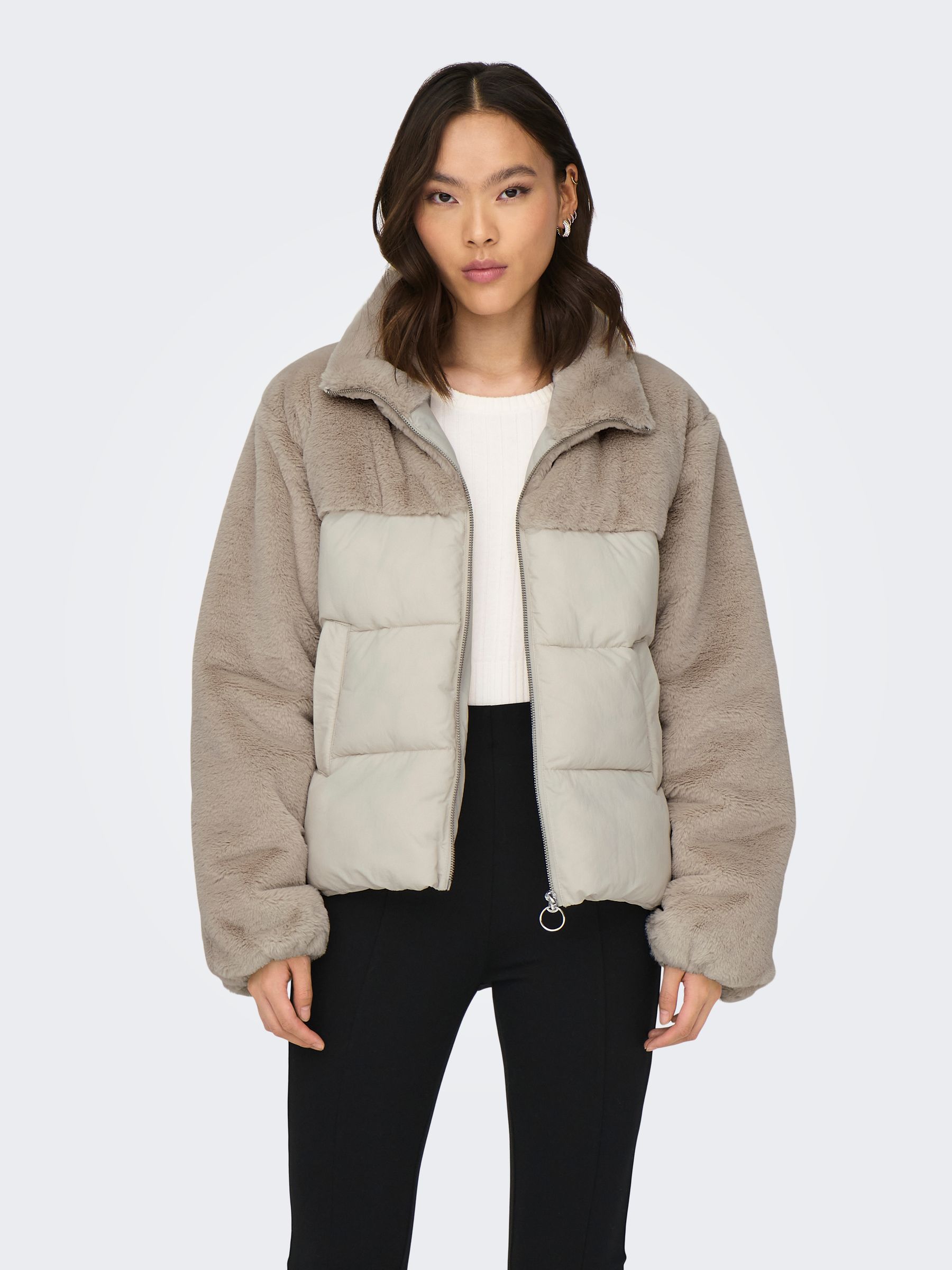 ONLY_FallWinter2024_4230868_15292945_3.jpg Kuschelige Steppjacke mit Teddyfleece und Reißverschluss