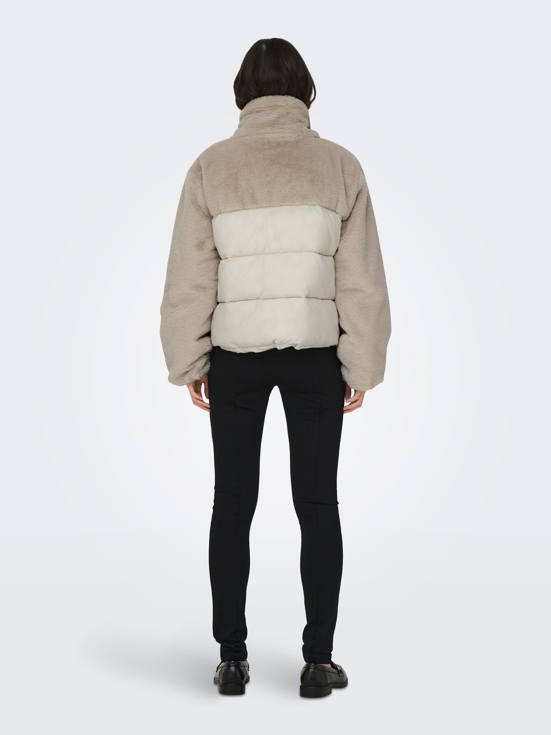 ONLY_FallWinter2024_4230868_15292945_4.jpg Kuschelige Steppjacke mit Teddyfleece und Reißverschluss