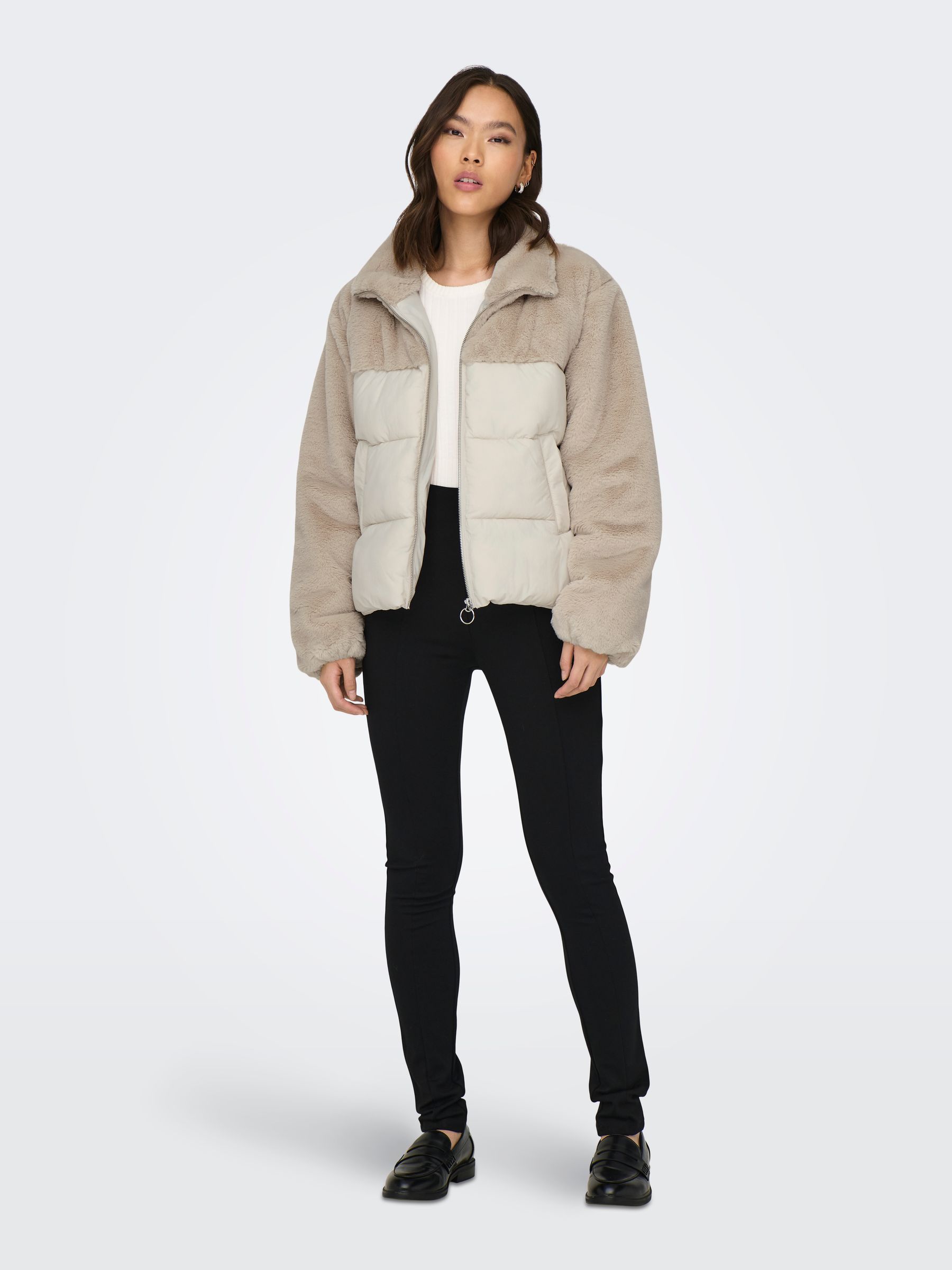 ONLY_FallWinter2024_4230868_15292945_5.jpg Kuschelige Steppjacke mit Teddyfleece und Reißverschluss