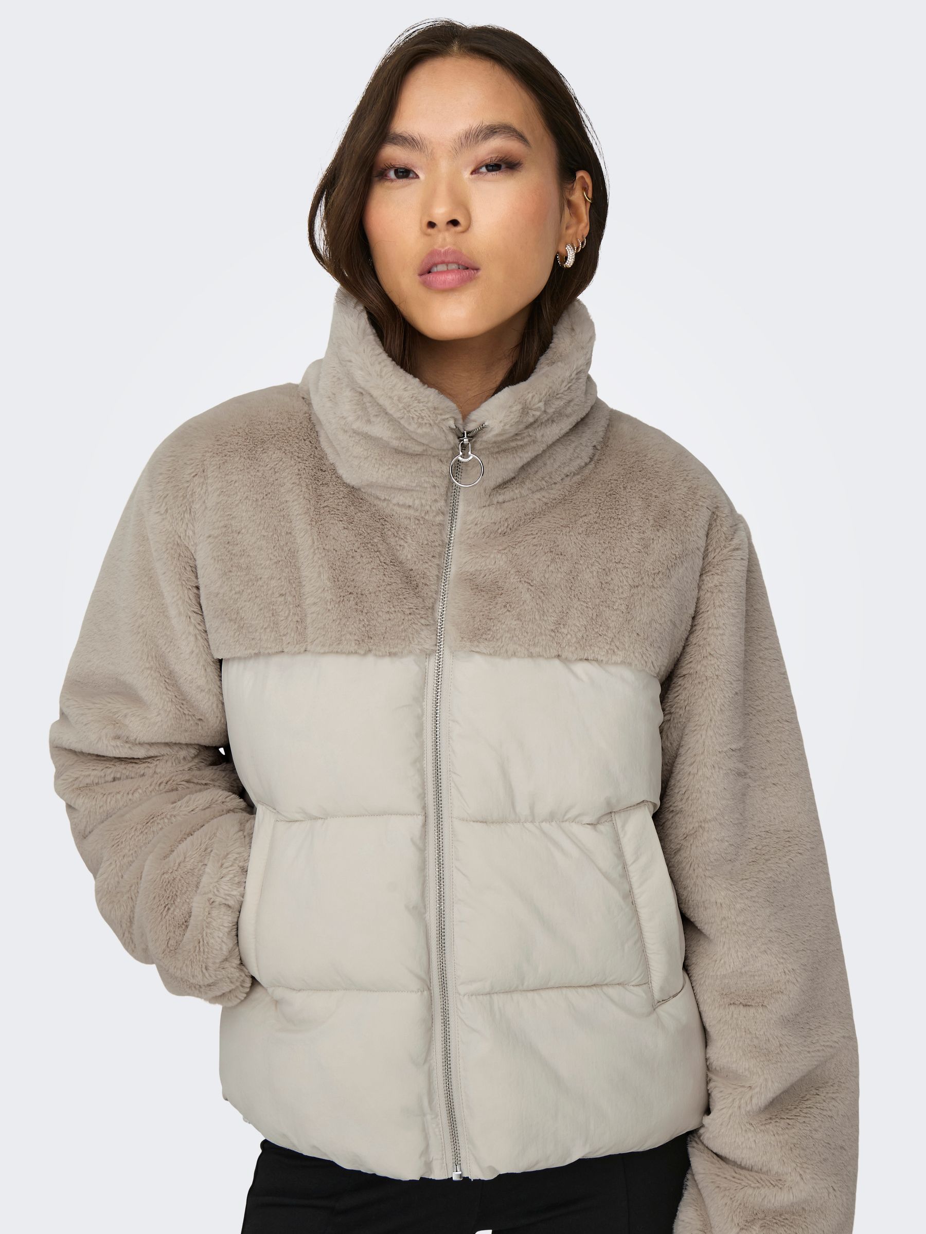 ONLY_FallWinter2024_4230868_15292945_6.jpg Kuschelige Steppjacke mit Teddyfleece und Reißverschluss