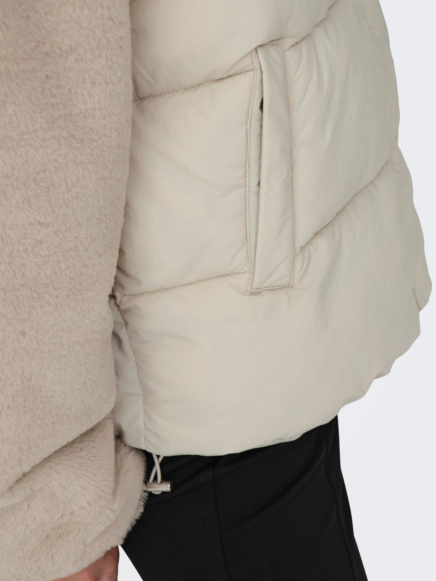 ONLY_FallWinter2024_4230868_15292945_7.jpg Kuschelige Steppjacke mit Teddyfleece und Reißverschluss