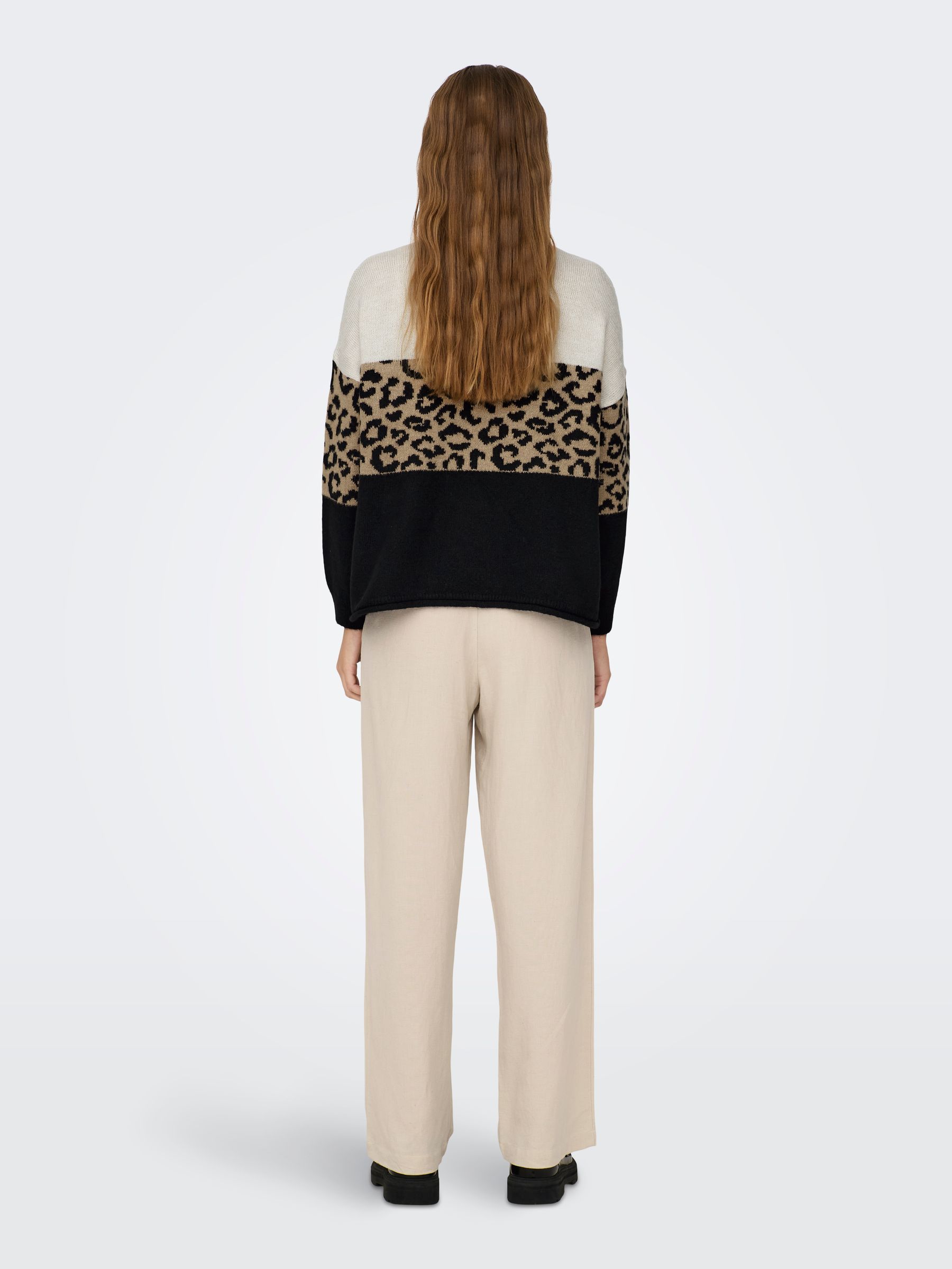 ONLY_FallWinter2023_4237635_15294969_4.jpg Leopardenmuster Pullover mit Rundhals im Colorblock