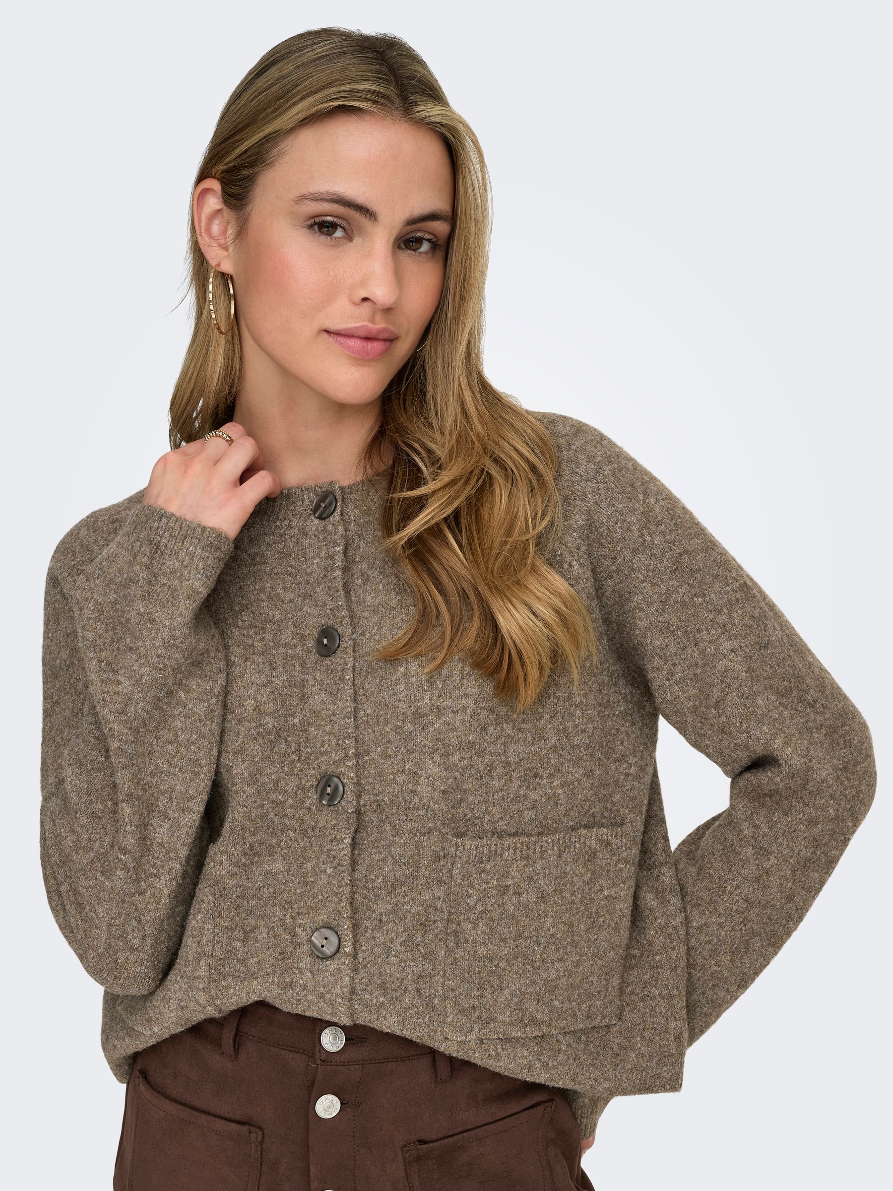 15344118_4963699_6.jpg Strickcardigan mit Knöpfen und aufgesetzten Taschen