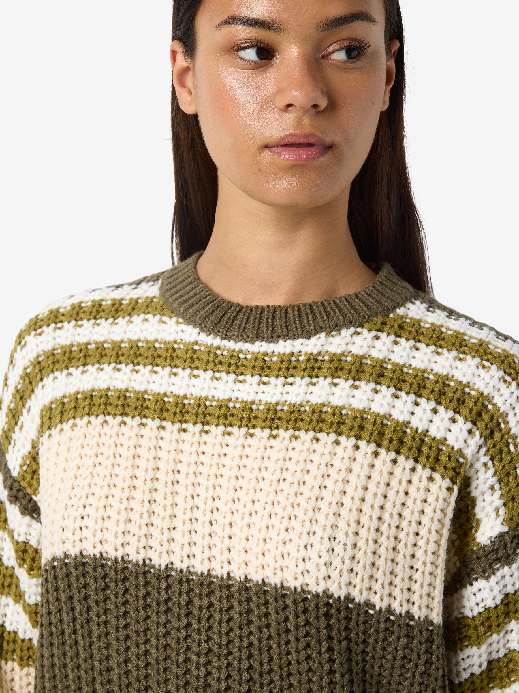 NOISY-MAY_NOOS2025_4531725_27020786_4.jpg Gestreifter Strickpullover mit Rundhalsausschnitt