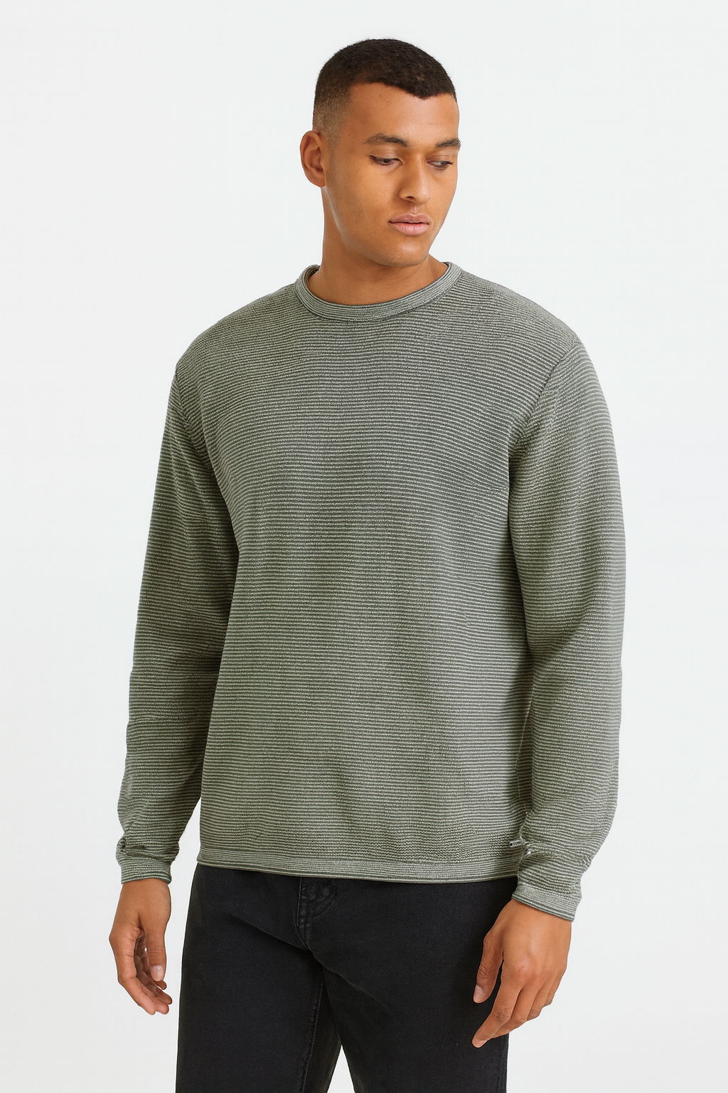 Eleganter langärmeliger Pullover mit feinem Strickmuster Eleganter langärmeliger Pullover mit feinem Strickmuster