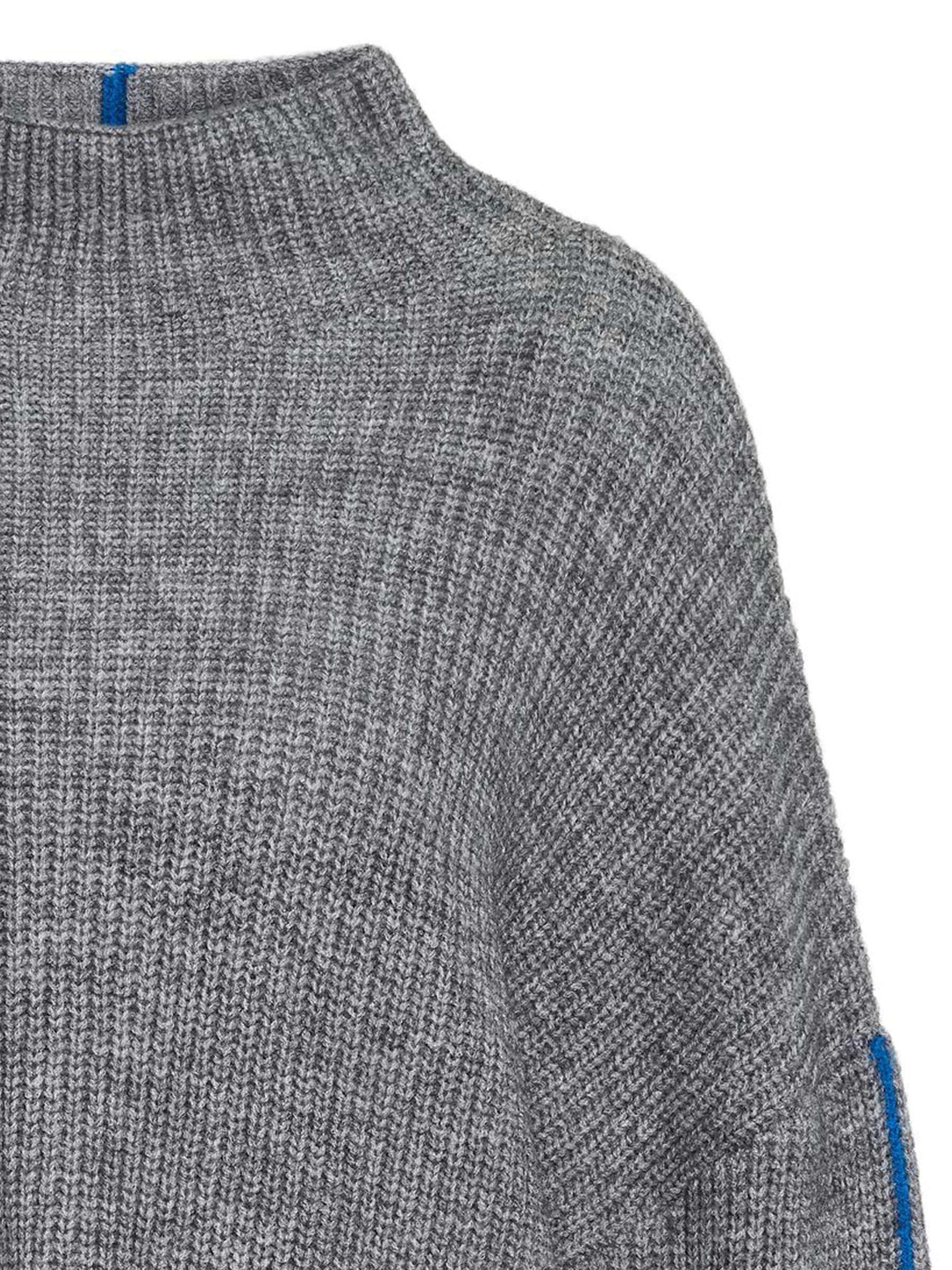 Strickpullover mit Rippstruktur und Kontrastnähten Strickpullover mit Rippstruktur und Kontrastnähten