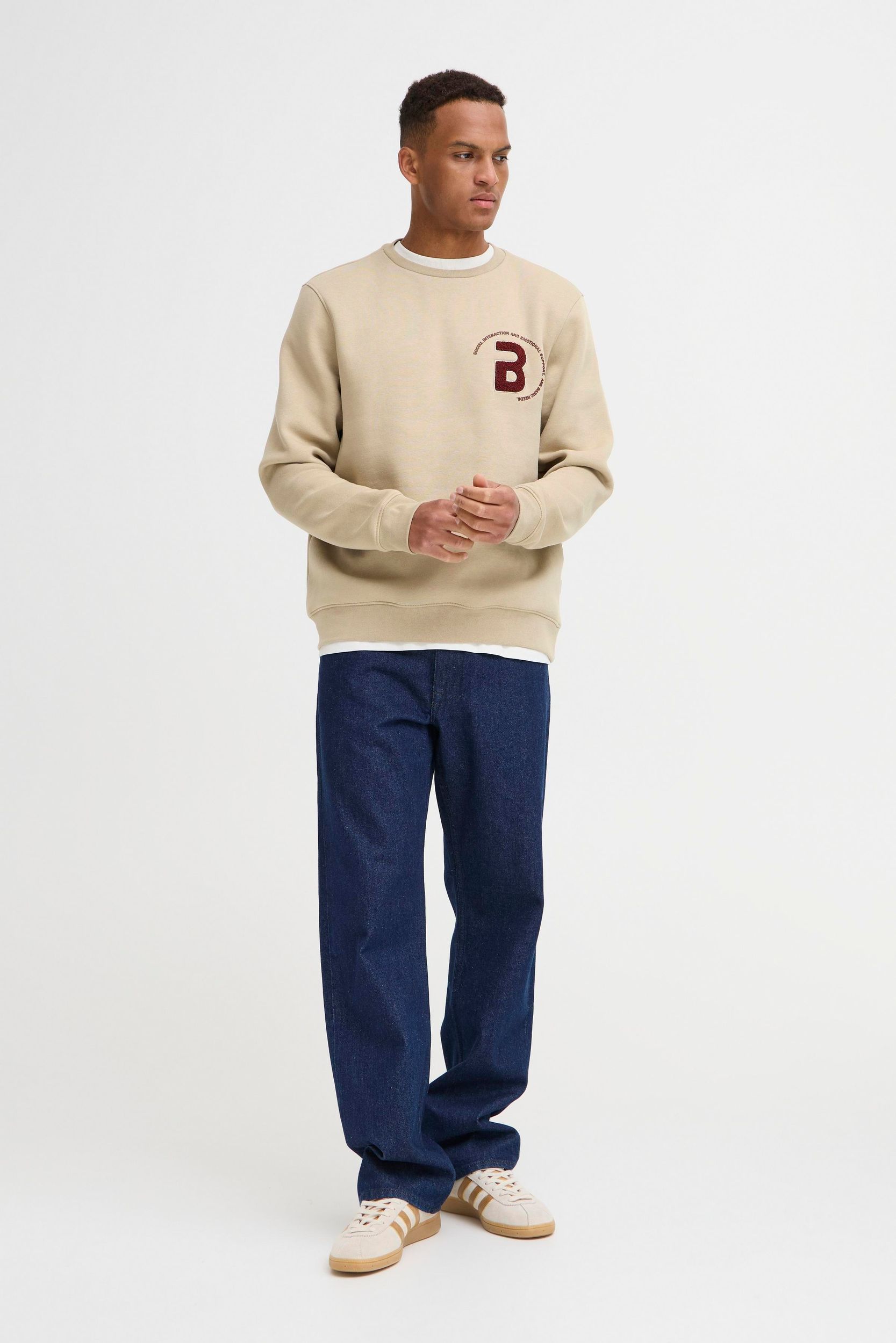 Langärmliges Shirt mit Rundhals und gestreiftem Muster Langärmliges Shirt mit Rundhals und gestreiftem Muster