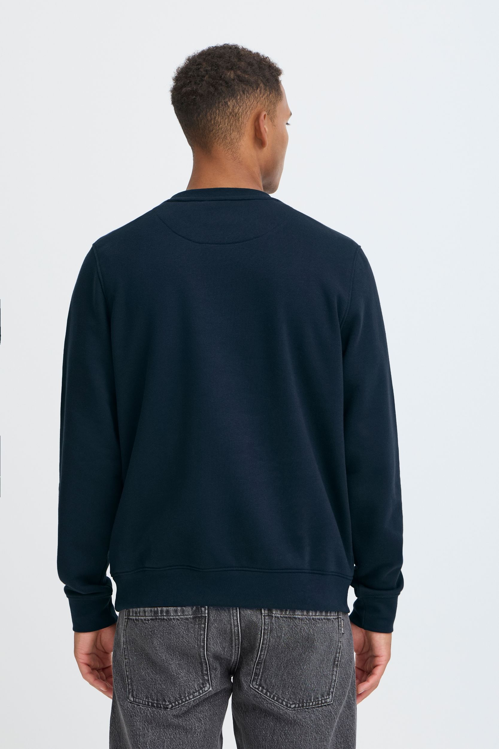 Langärmliges Shirt mit Rundhals und gestreiftem Muster Langärmliges Shirt mit Rundhals und gestreiftem Muster