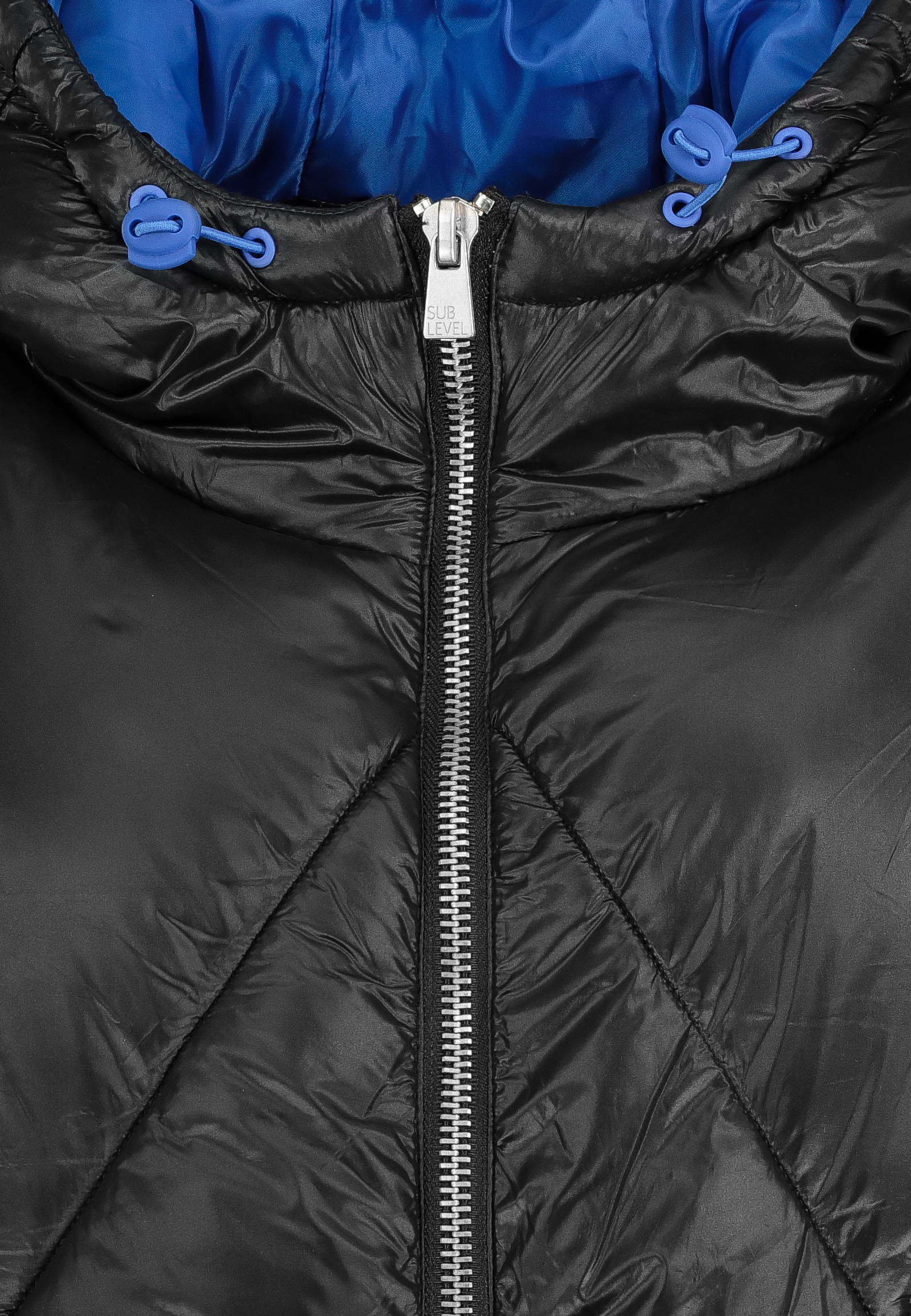 D50048X44517A2_24000_D1.jpg Steppjacke mit Kapuze und Reißverschluss für kühles Wetter