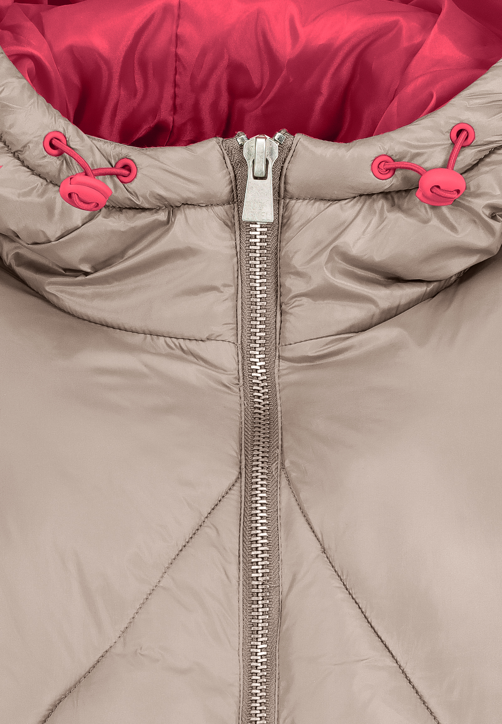 Steppjacke mit Kapuze und Reißverschluss für kühles Wetter Steppjacke mit Kapuze und Reißverschluss für kühles Wetter