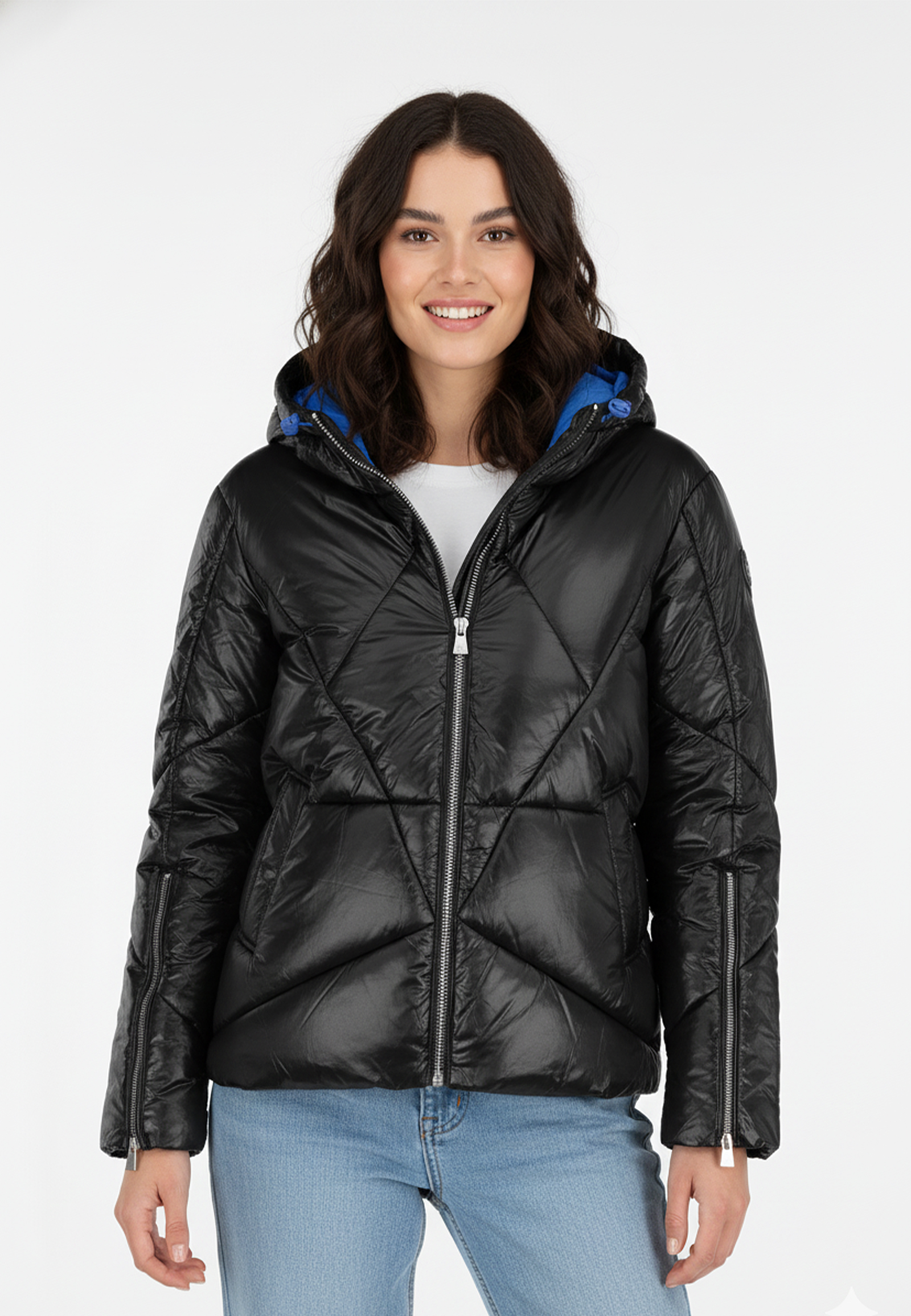 Steppjacke mit Kapuze und Reißverschluss für kühles Wetter Steppjacke mit Kapuze und Reißverschluss für kühles Wetter