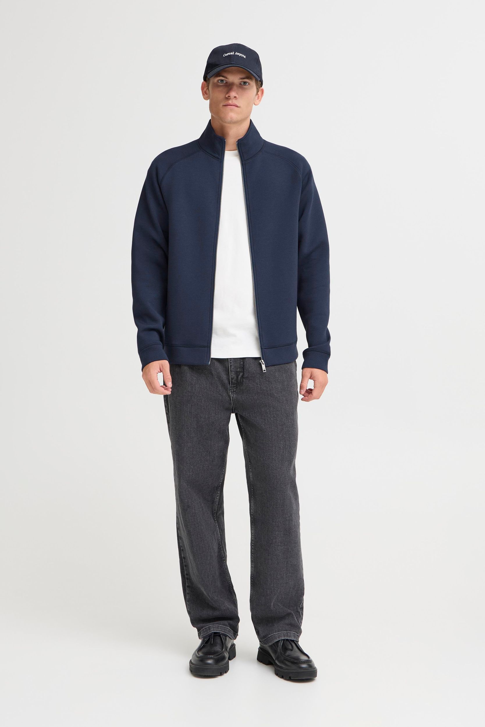 20504936_193921_400.jpg Sweatshirt mit Zipper und modernem Stehkragen