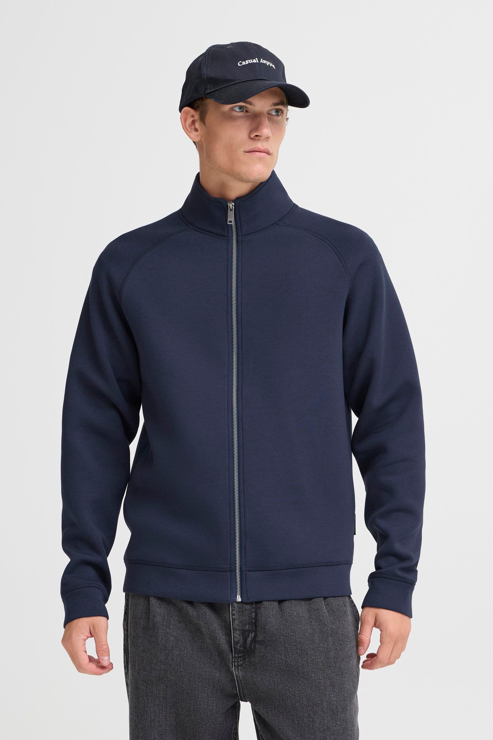 20504936_193921_500.jpg Sweatshirt mit Zipper und modernem Stehkragen