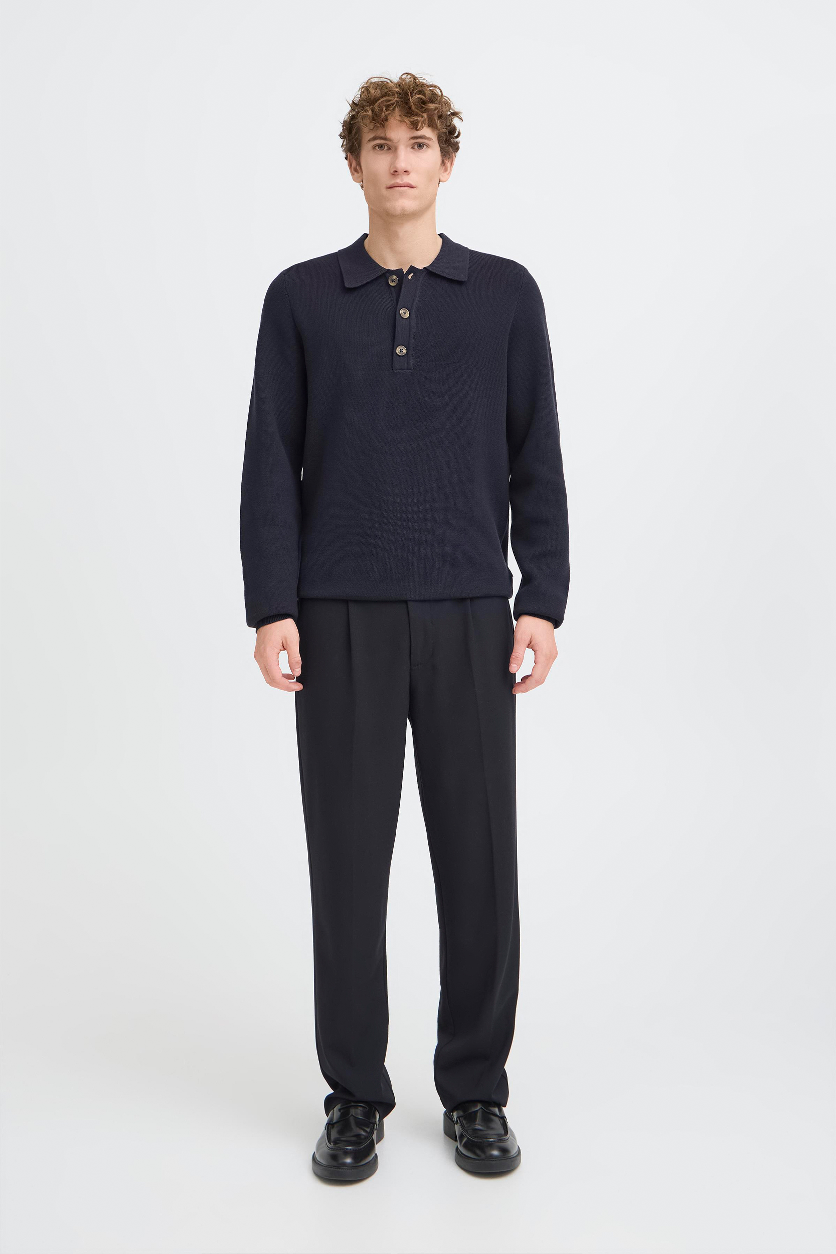 Weiches Strickoberteil mit langen Ärmeln Knöpfen und Kragen Weiches Strickoberteil mit langen Ärmeln Knöpfen und Kragen