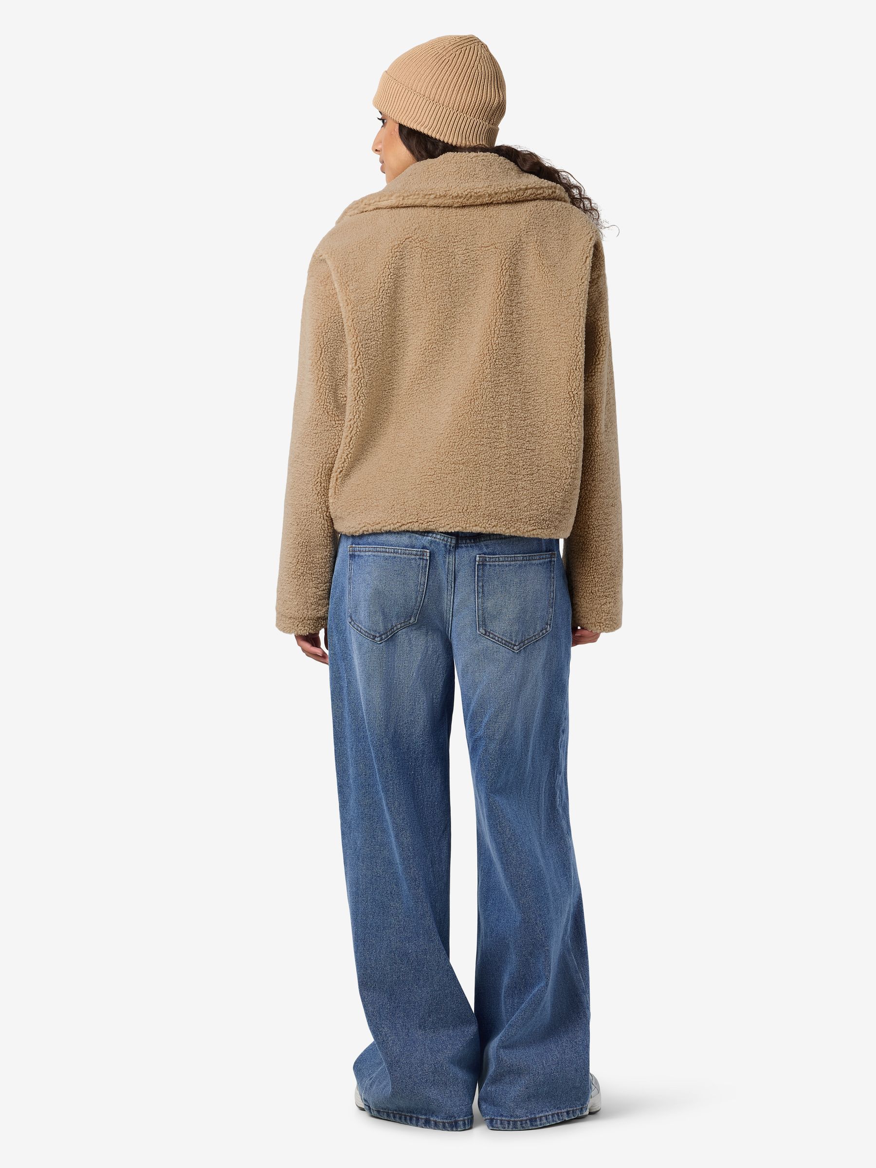 27034329_4788722_4.jpg Modische Übergangsjacke mit Teddy-Look