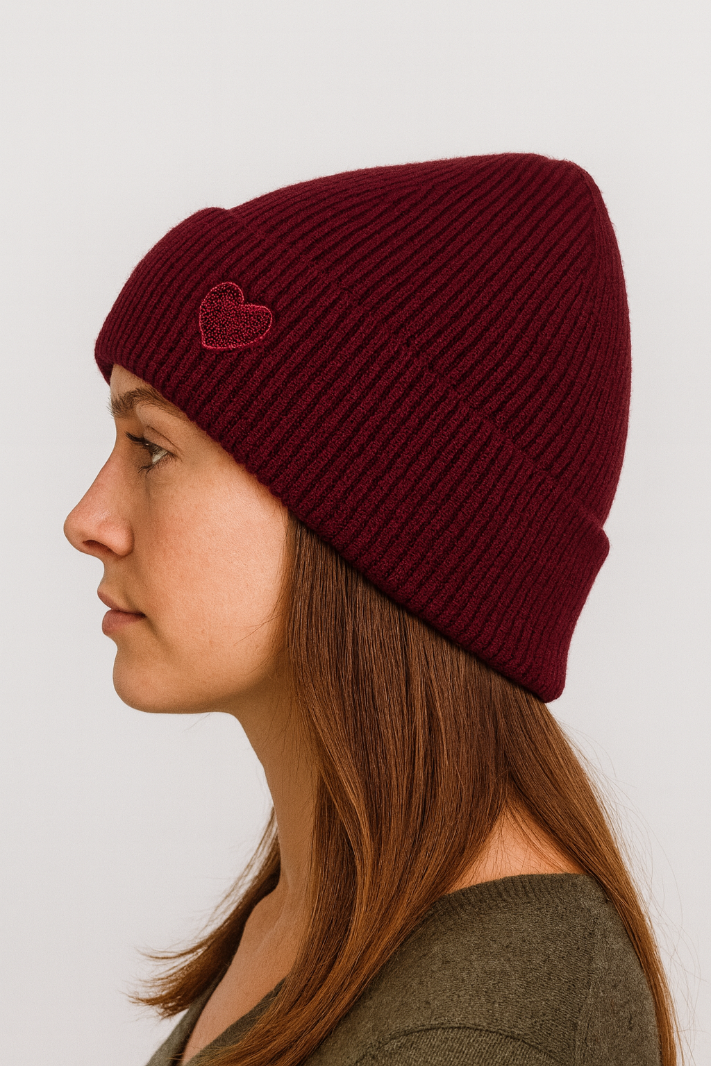 Gemusterte Strickmütze mit Rippbündchen dezenter Stickerei Gemusterte Strickmütze mit Rippbündchen dezenter Stickerei