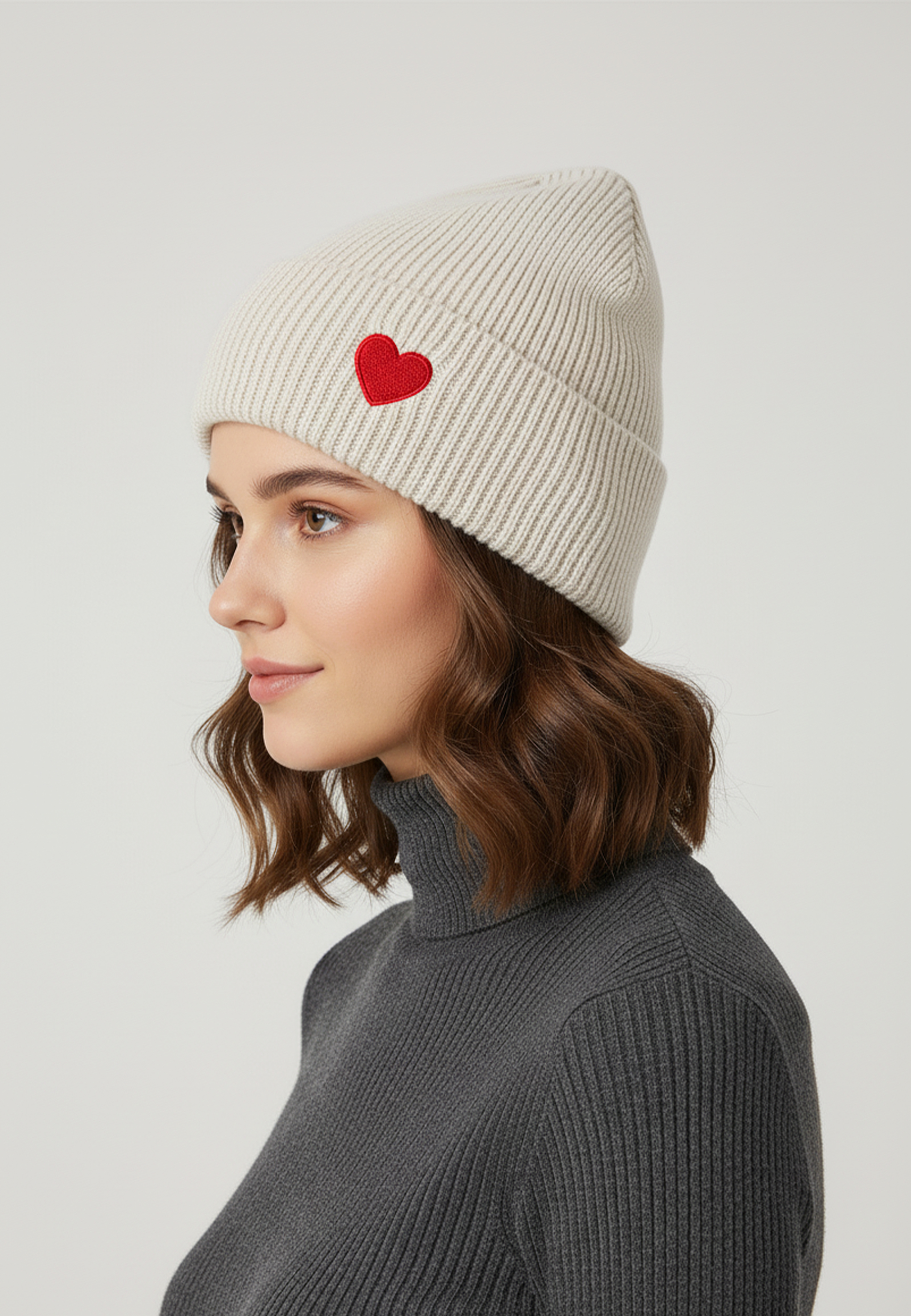 Gemusterte Strickmütze mit Rippbündchen dezenter Stickerei Gemusterte Strickmütze mit Rippbündchen dezenter Stickerei