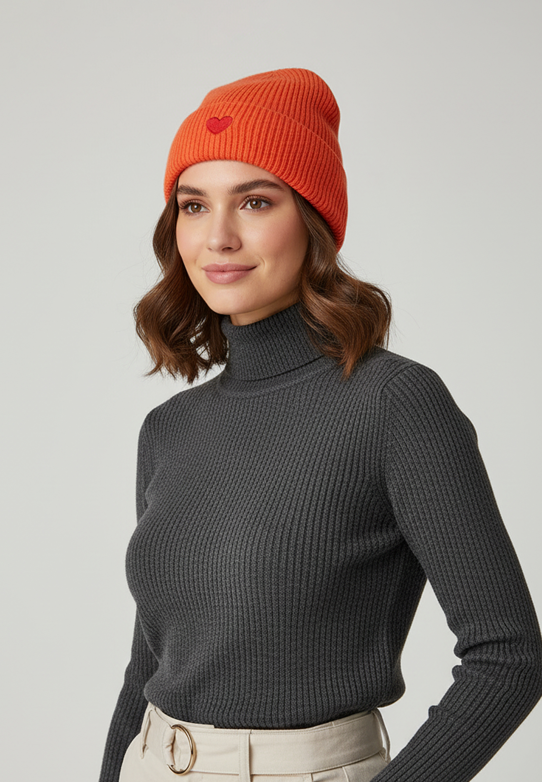 Gemusterte Strickmütze mit Rippbündchen dezenter Stickerei Gemusterte Strickmütze mit Rippbündchen dezenter Stickerei