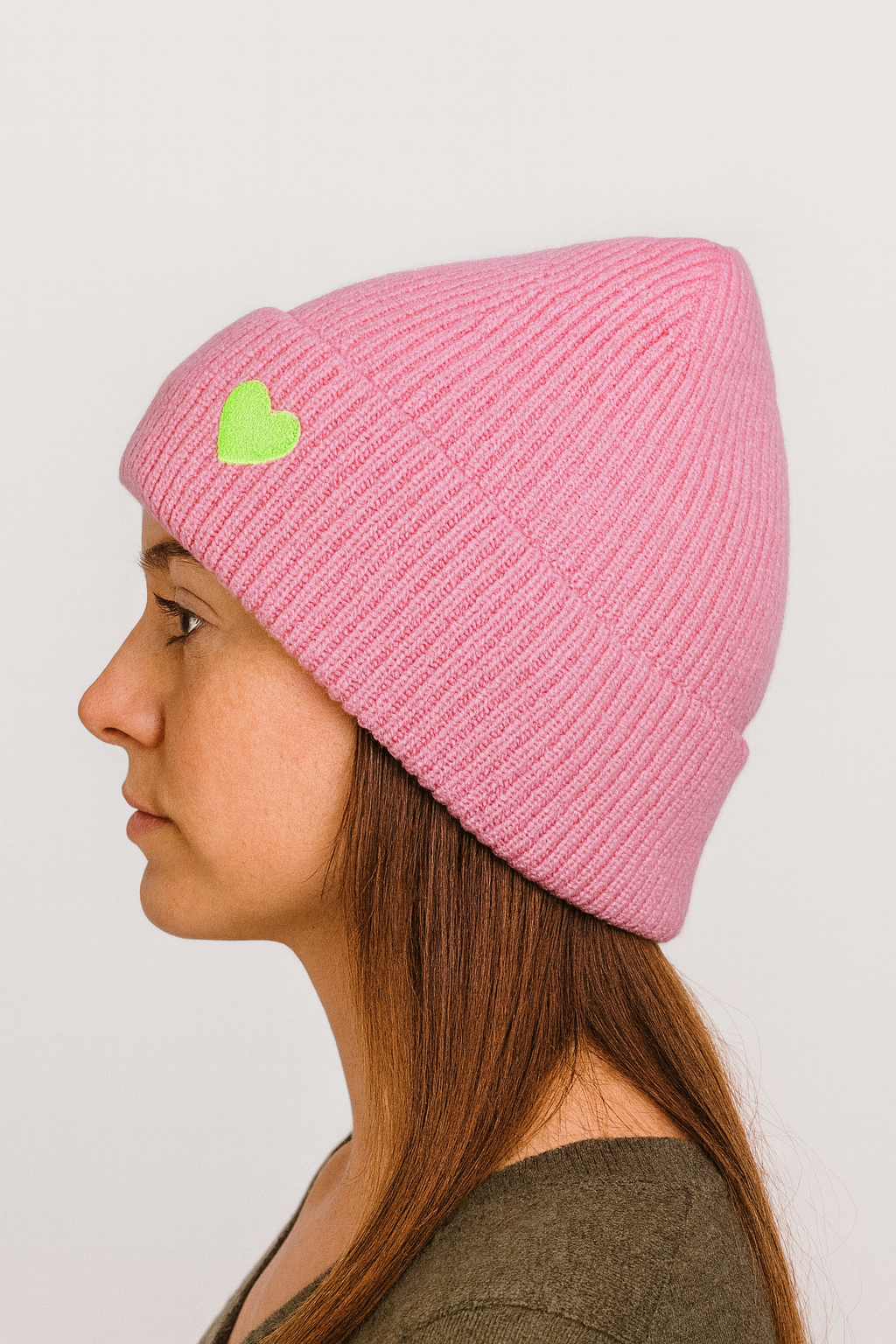 Gemusterte Strickmütze mit Rippbündchen dezenter Stickerei Gemusterte Strickmütze mit Rippbündchen dezenter Stickerei
