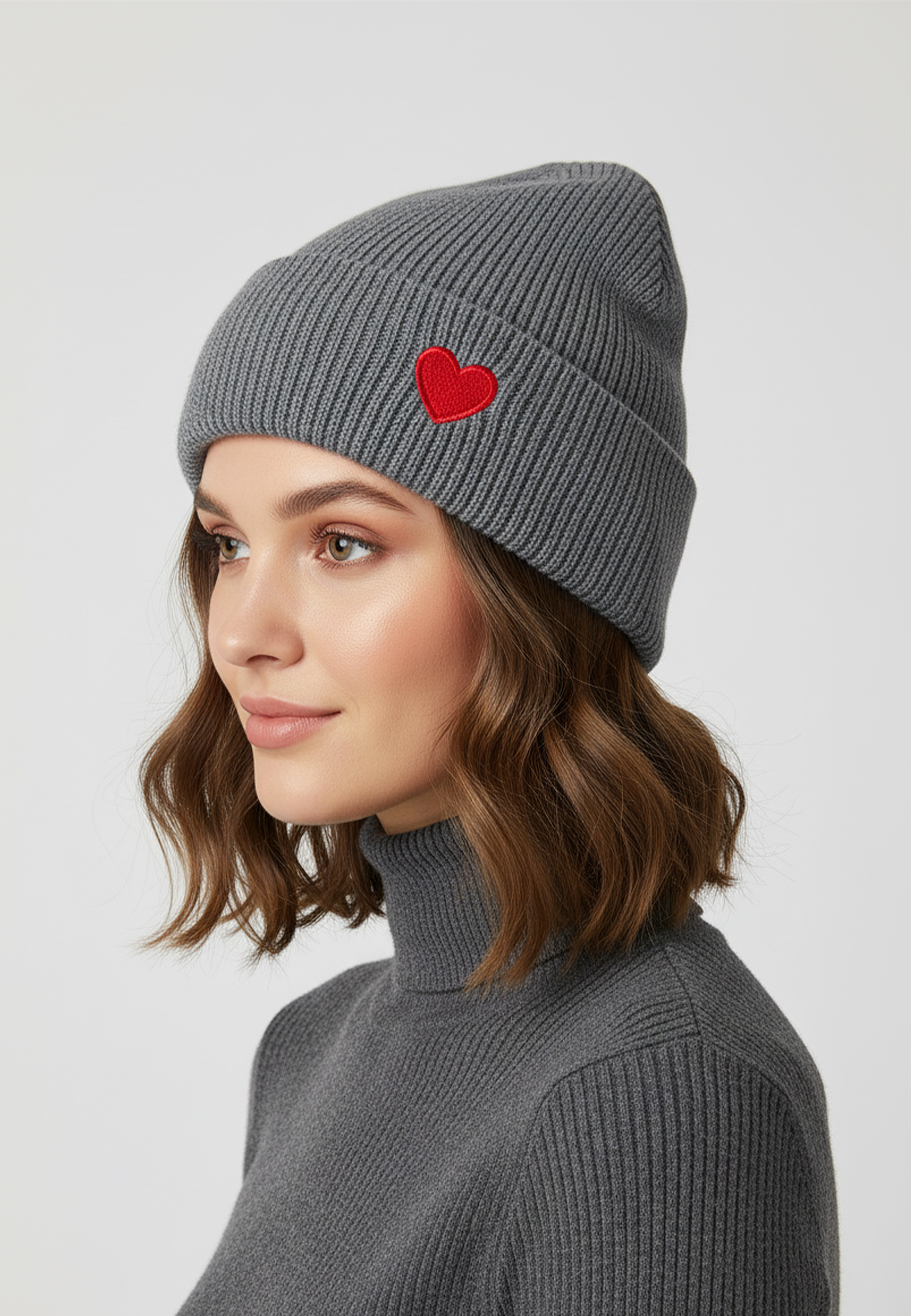 Gemusterte Strickmütze mit Rippbündchen dezenter Stickerei Gemusterte Strickmütze mit Rippbündchen dezenter Stickerei