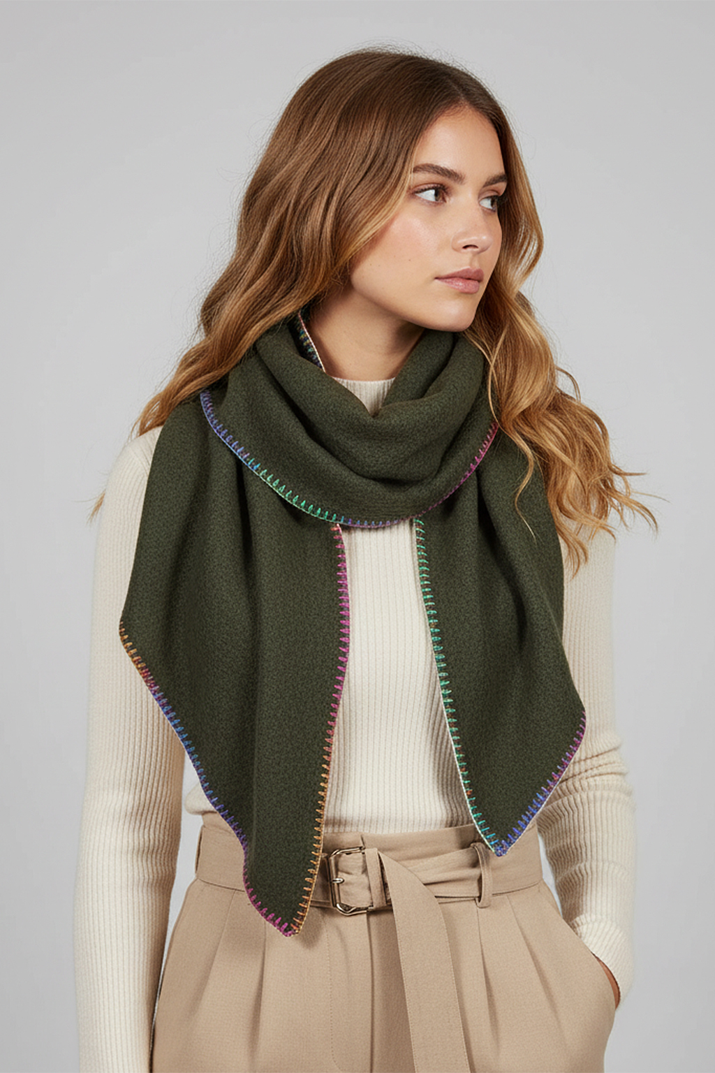 Schal Dreiecksform mit bunter Zierkante Rainbow Schal Dreiecksform mit bunter Zierkante Rainbow