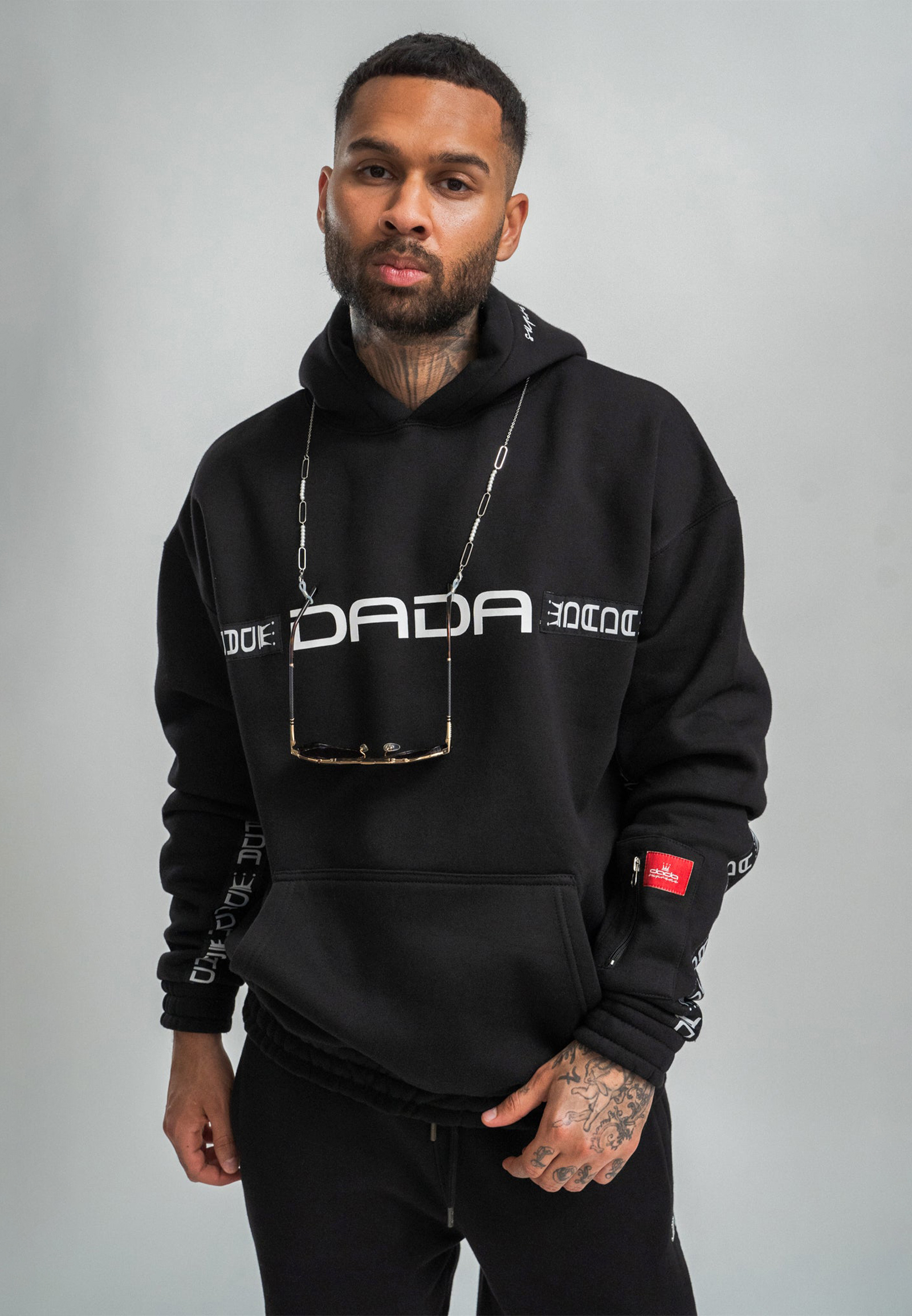 Streetwear Hoodie mit Logo Ärmeltasche Stickerei Streetwear Hoodie mit Logo Ärmeltasche Stickerei