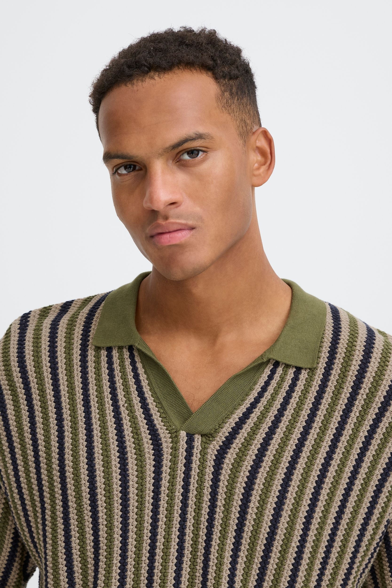 20720431-180523_180523_4.jpg Stilvolles Kurzarmshirt V-Ausschnitt Rippbündchen Casual