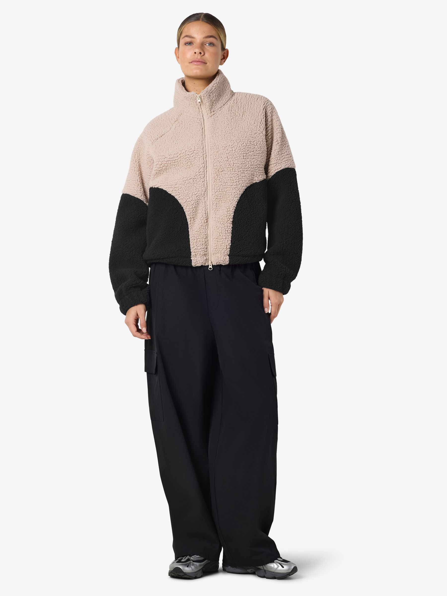 27035911_4982395_4.jpg Flauschige Outdoor-Jacke mit Kontrast-Design Reißverschluss