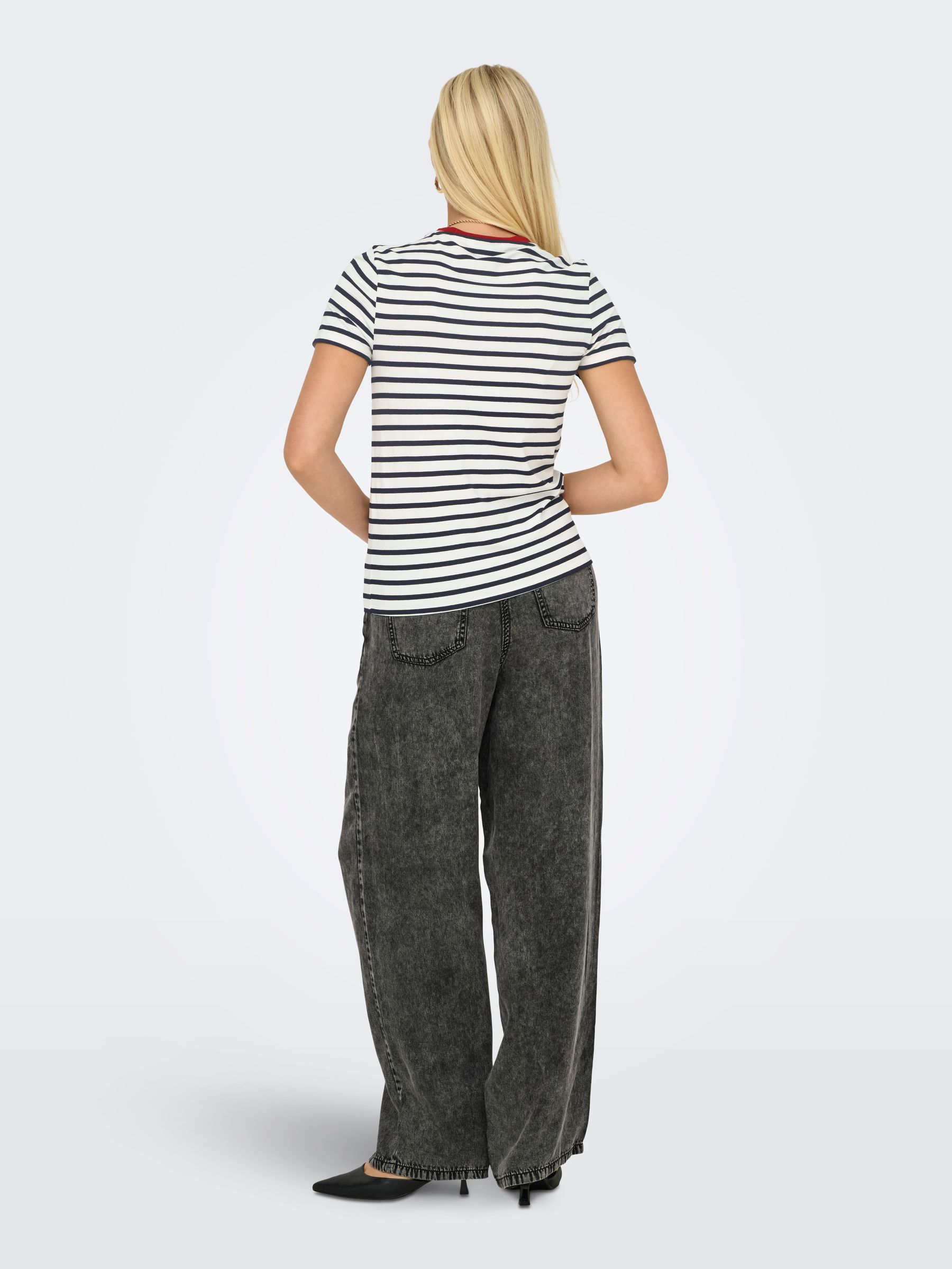 15318959_4458949_7.jpg Gestreiftes T-Shirt mit Herzmotiv und Rundhalsausschnitt